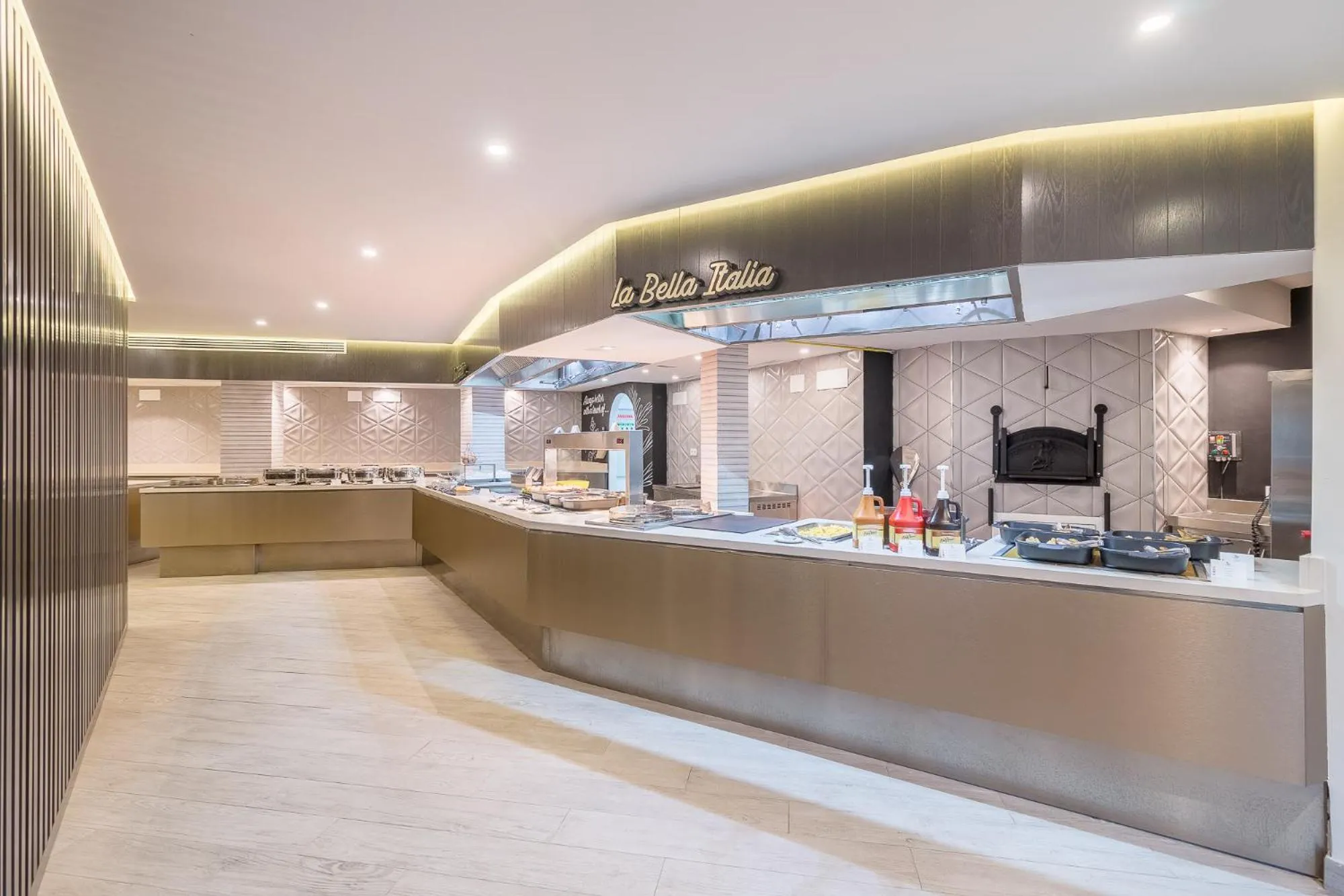 Restaurant/places to eat in Hotel LIVVO Koala Garden