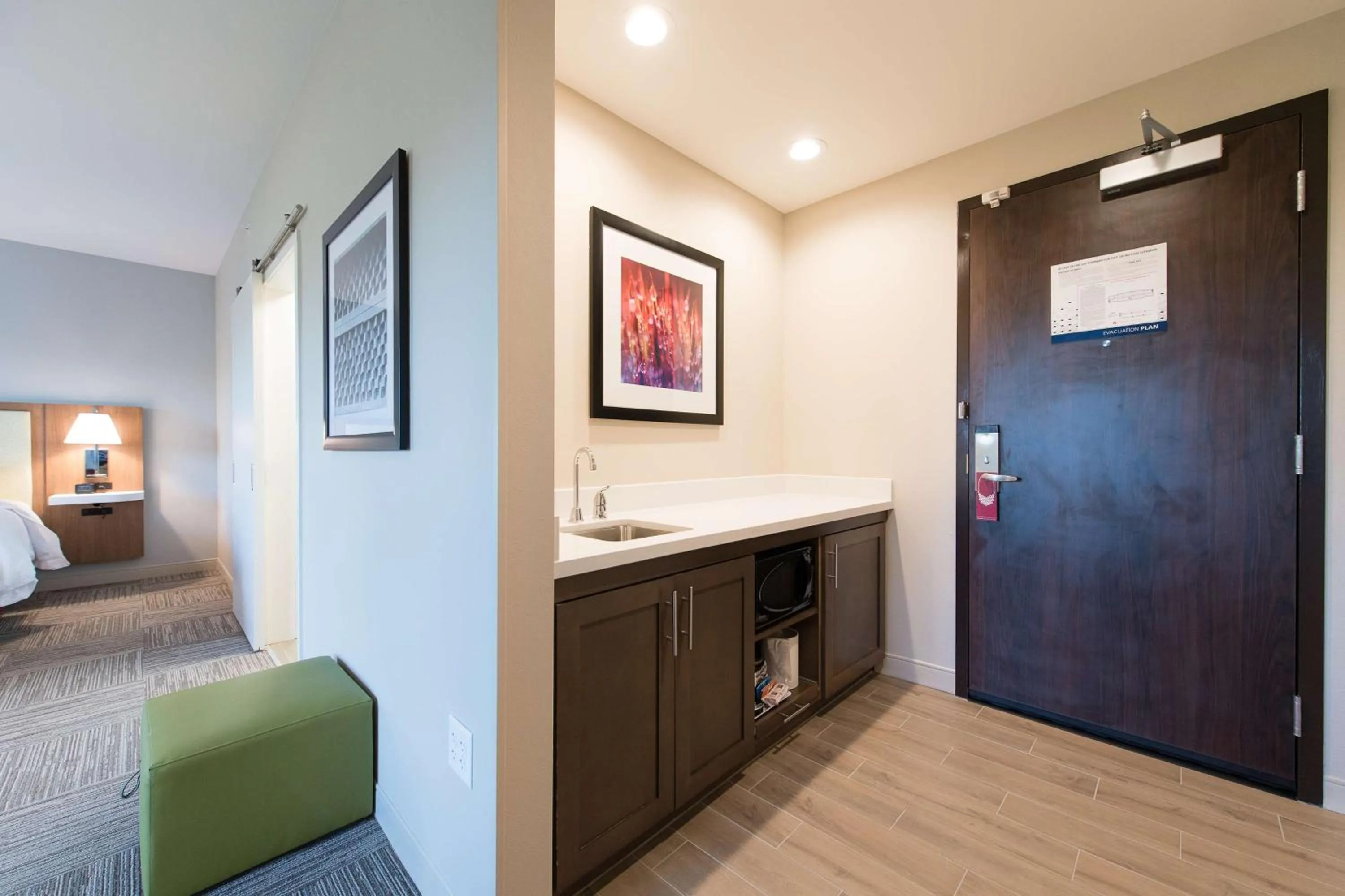 Photo of the whole room, Bed in Hampton Inn and Suites Fayetteville, NC