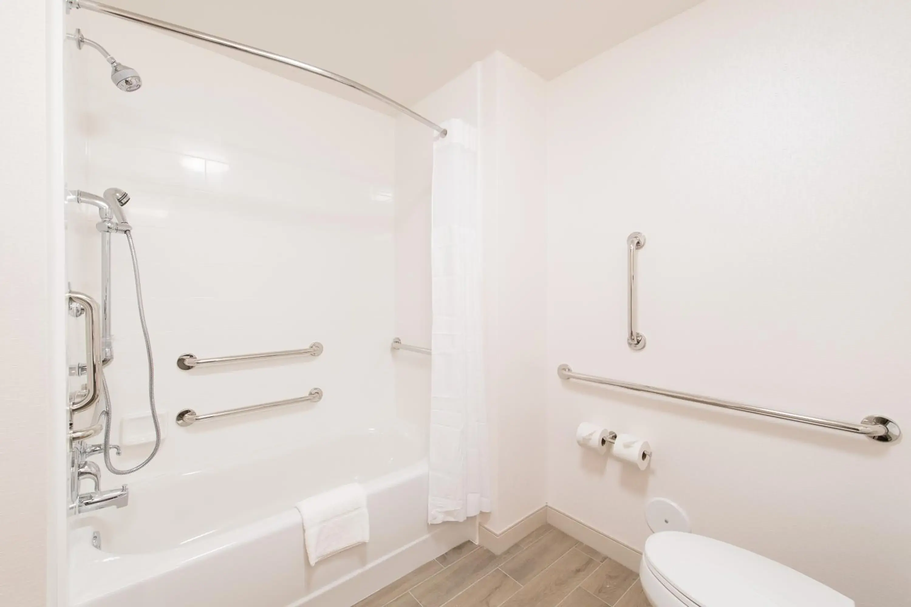 King Room - Mobility Access/Non-Smoking in Hampton Inn and Suites Fayetteville, NC King Room - Mobility Access/Non-Smoking in Hampton Inn and Suites Fayetteville, NC