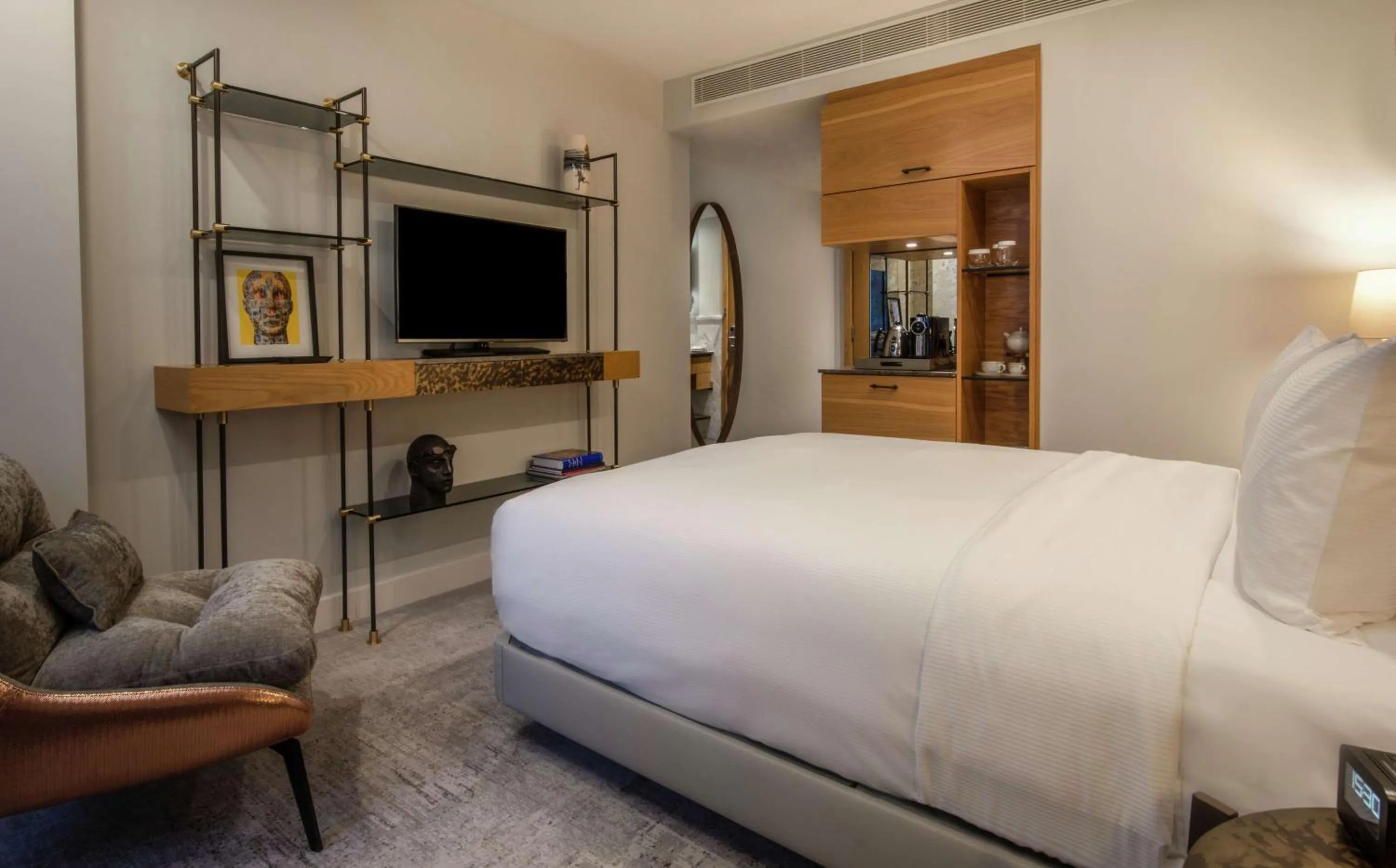 Bedroom, Bed in Lincoln Plaza Hotel London, Curio Collection By Hilton