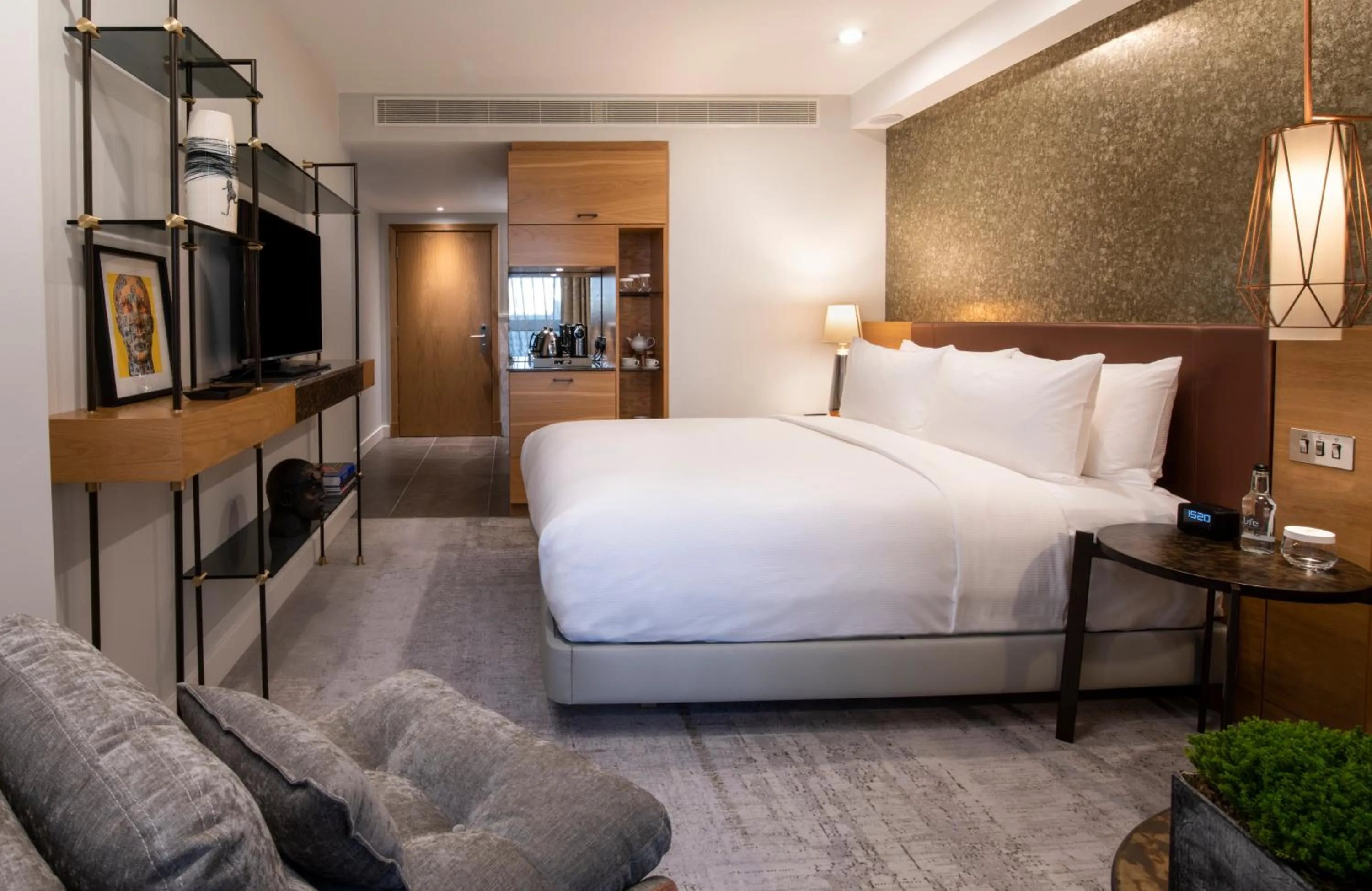 Bed in Lincoln Plaza Hotel London, Curio Collection By Hilton