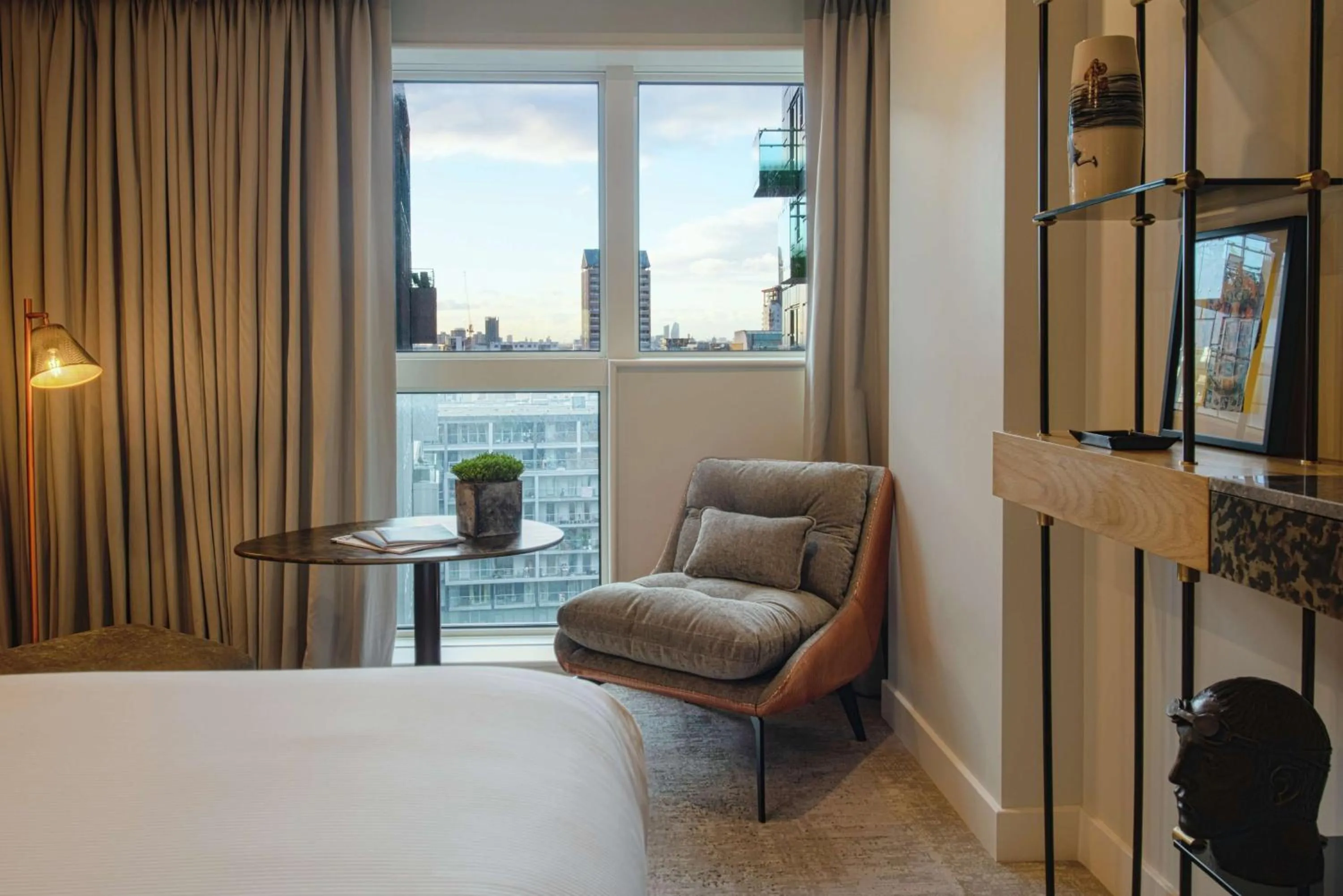 Living room, Bed in Lincoln Plaza Hotel London, Curio Collection By Hilton