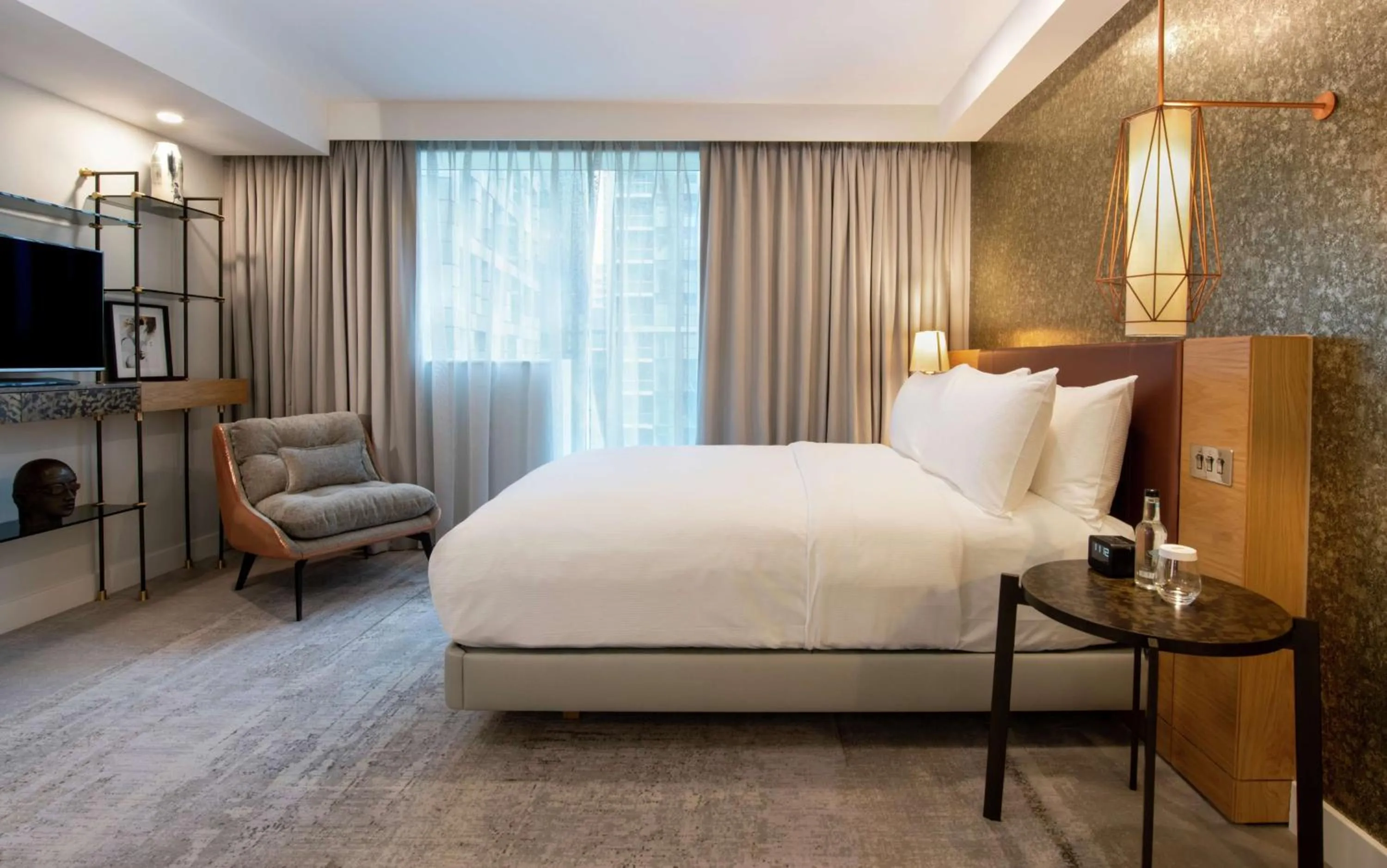 Bed in Lincoln Plaza Hotel London, Curio Collection By Hilton