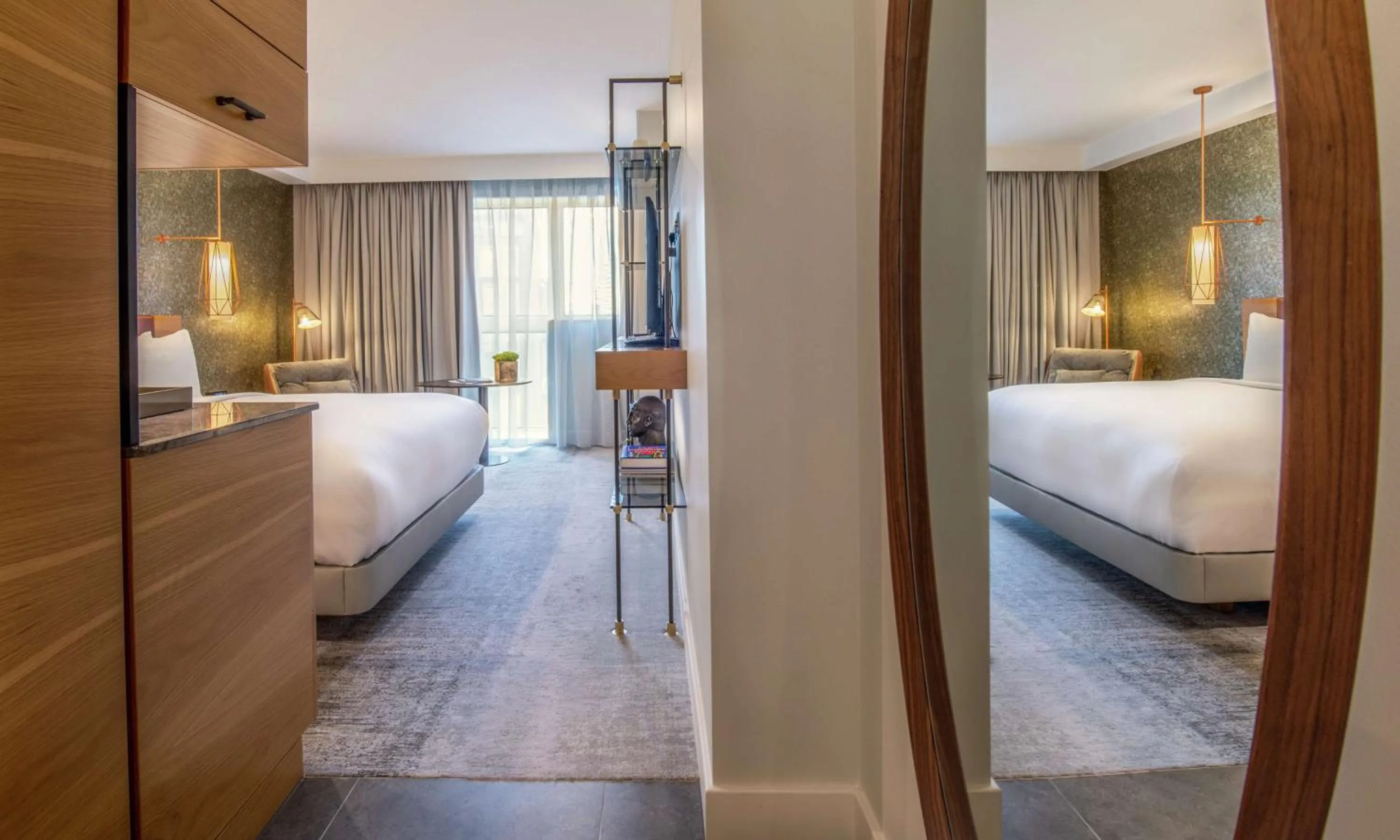 Photo of the whole room, Bed in Lincoln Plaza Hotel London, Curio Collection By Hilton
