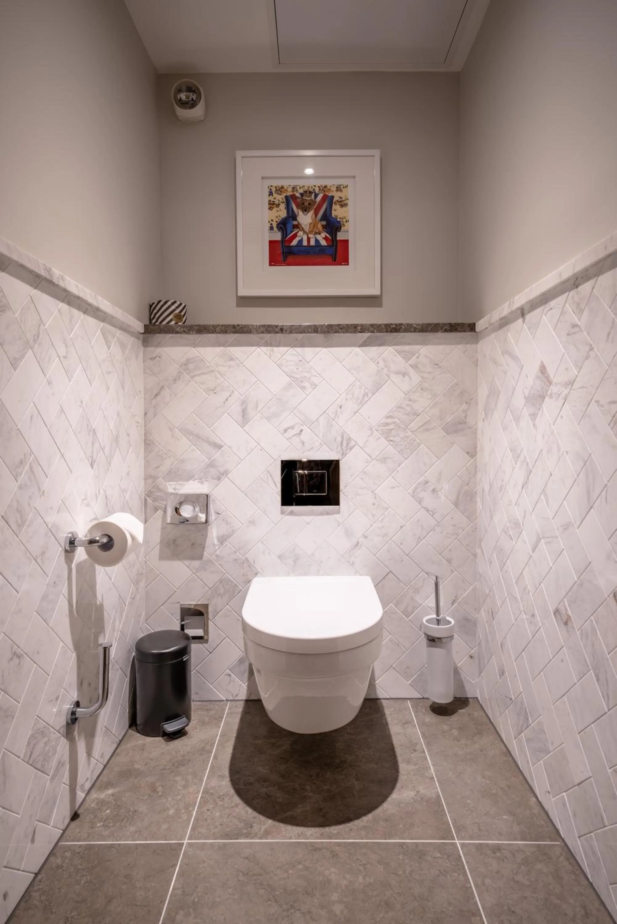 Bathroom in Lincoln Plaza Hotel London, Curio Collection By Hilton