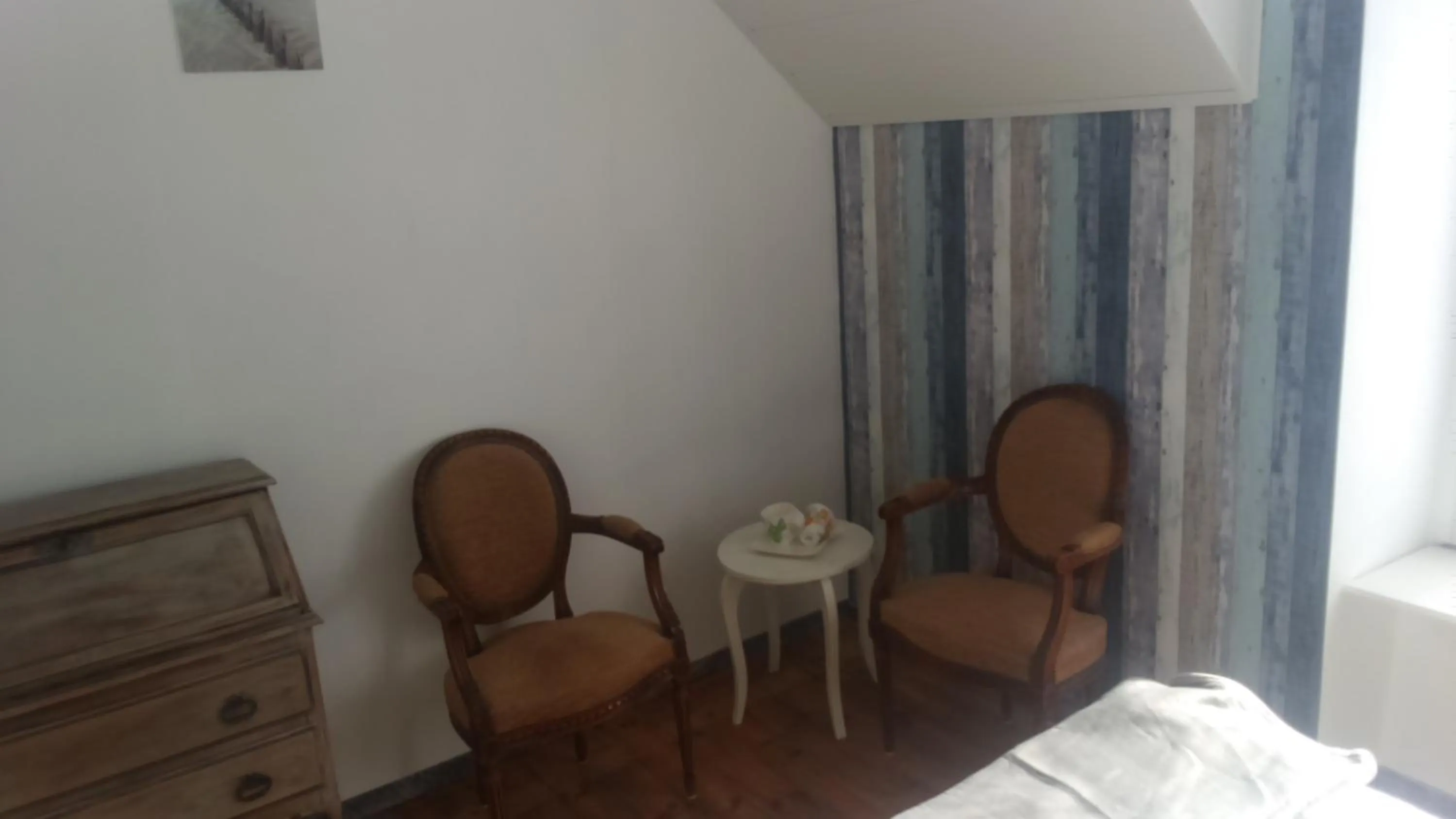 Photo of the whole room in Ty Beg ar Grapenn