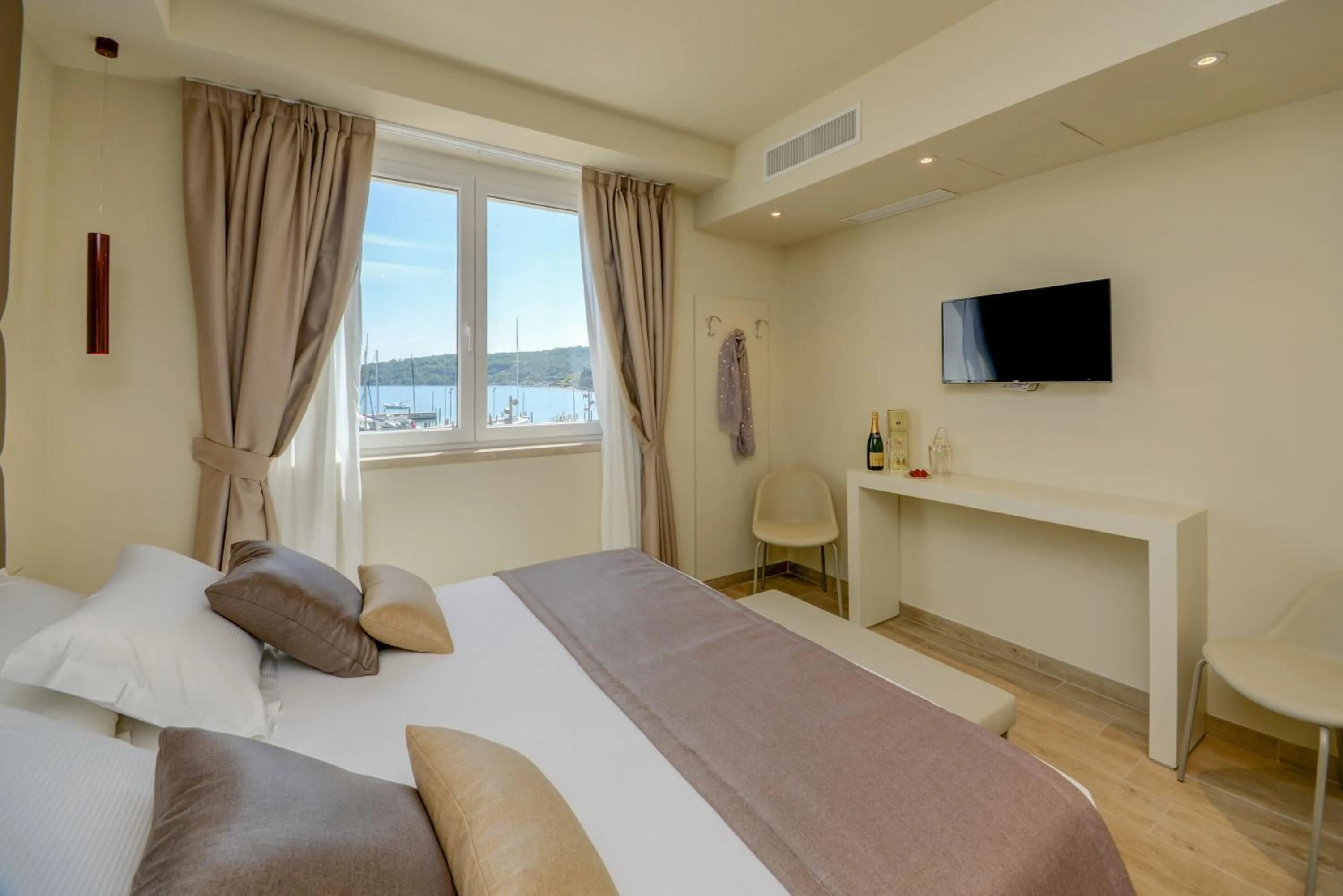 Bedroom, Bed in Hotel Villa Garuti