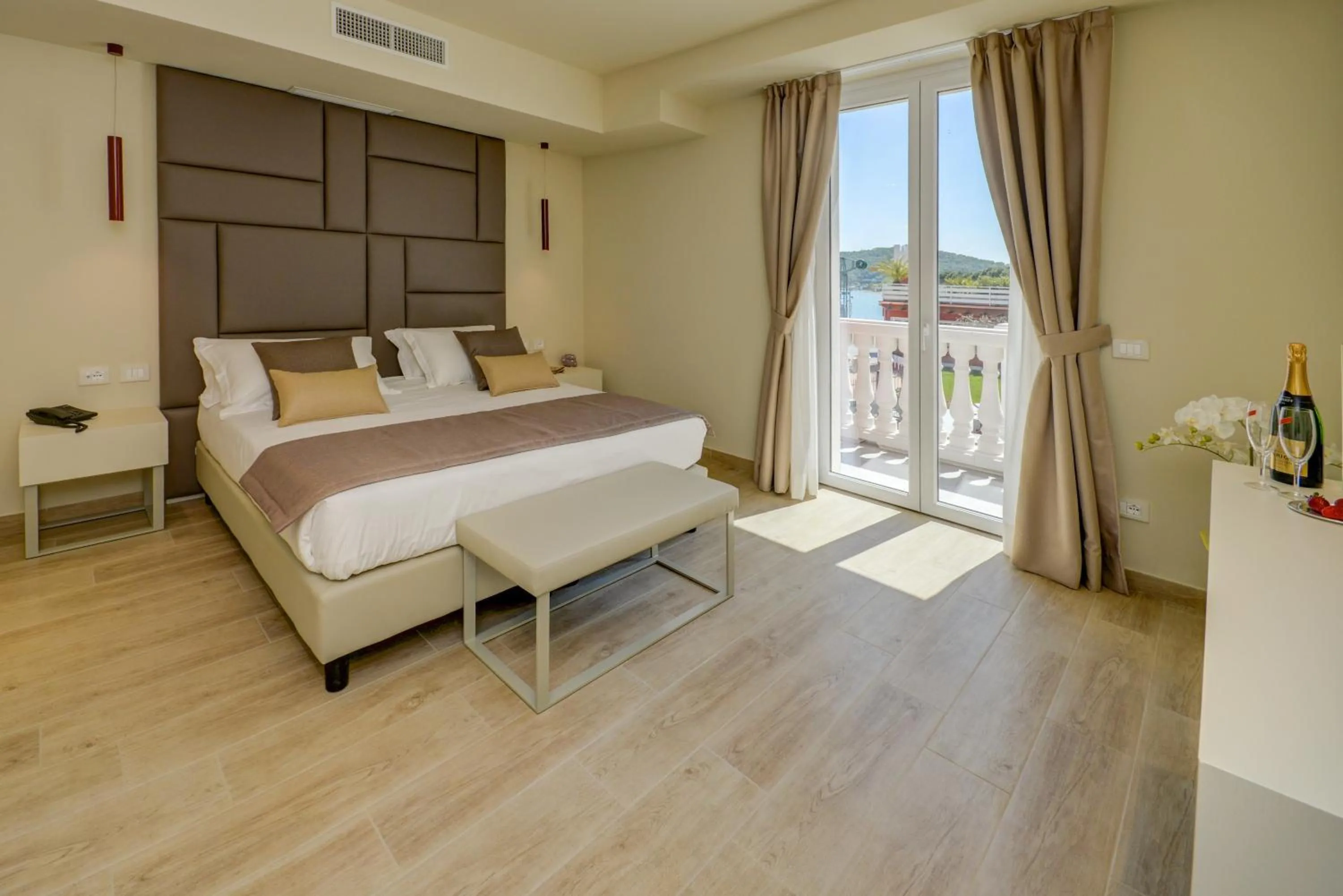 Balcony/Terrace, Bed in Hotel Villa Garuti