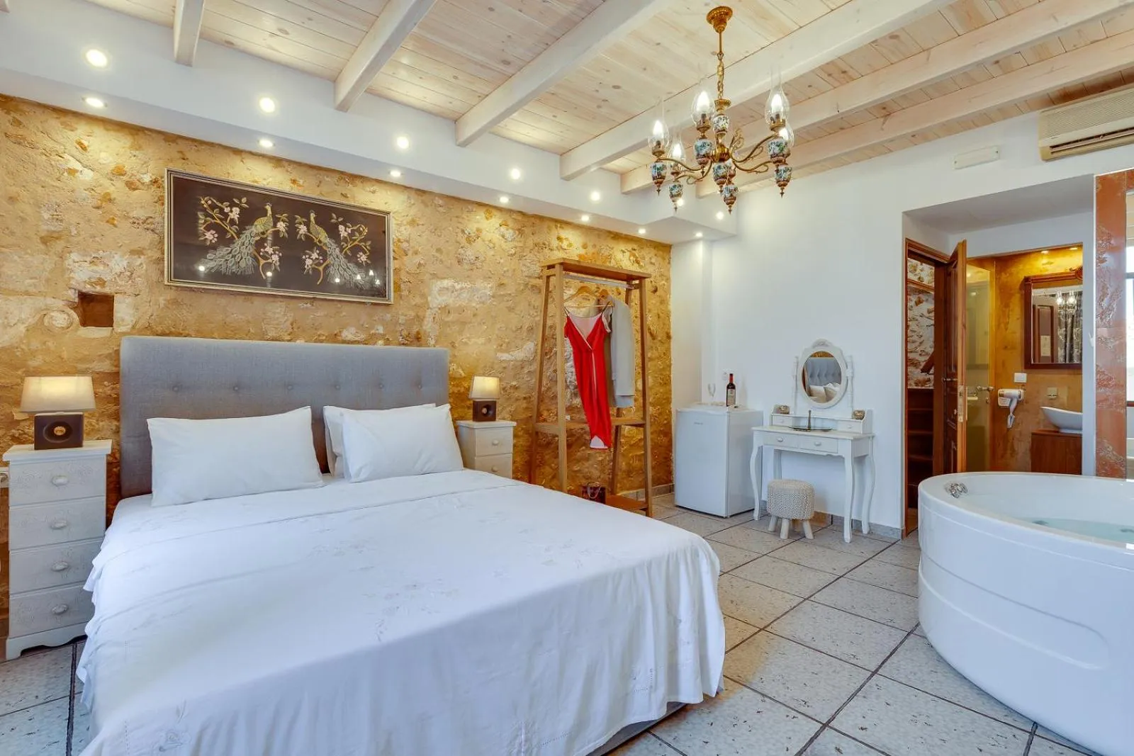 Photo of the whole room, Bed in Hamam Suites Portou