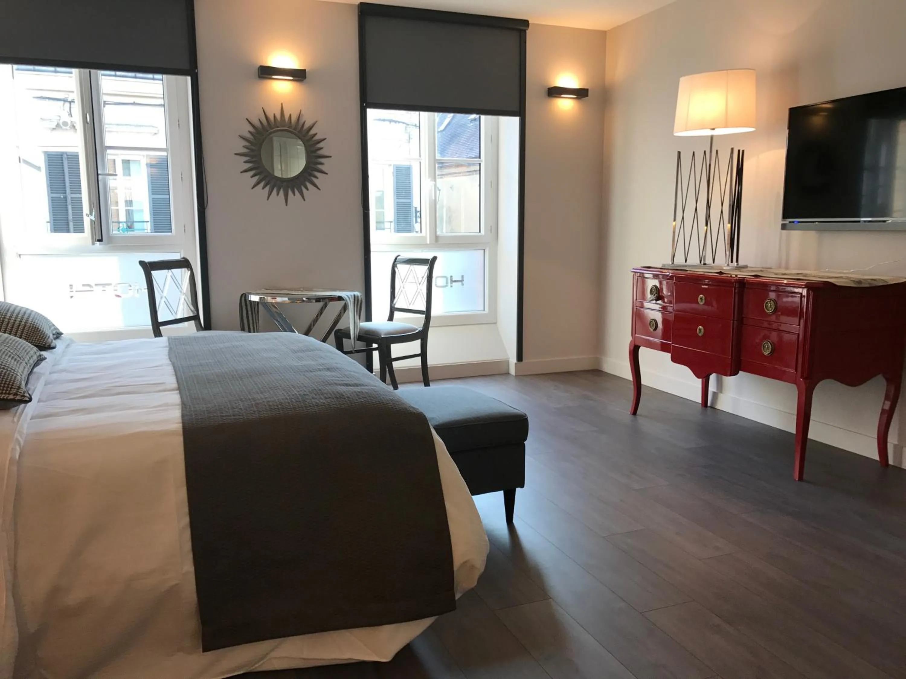 Bed in LOGIS Hotel-Restaurant Le Relais d'Aligre