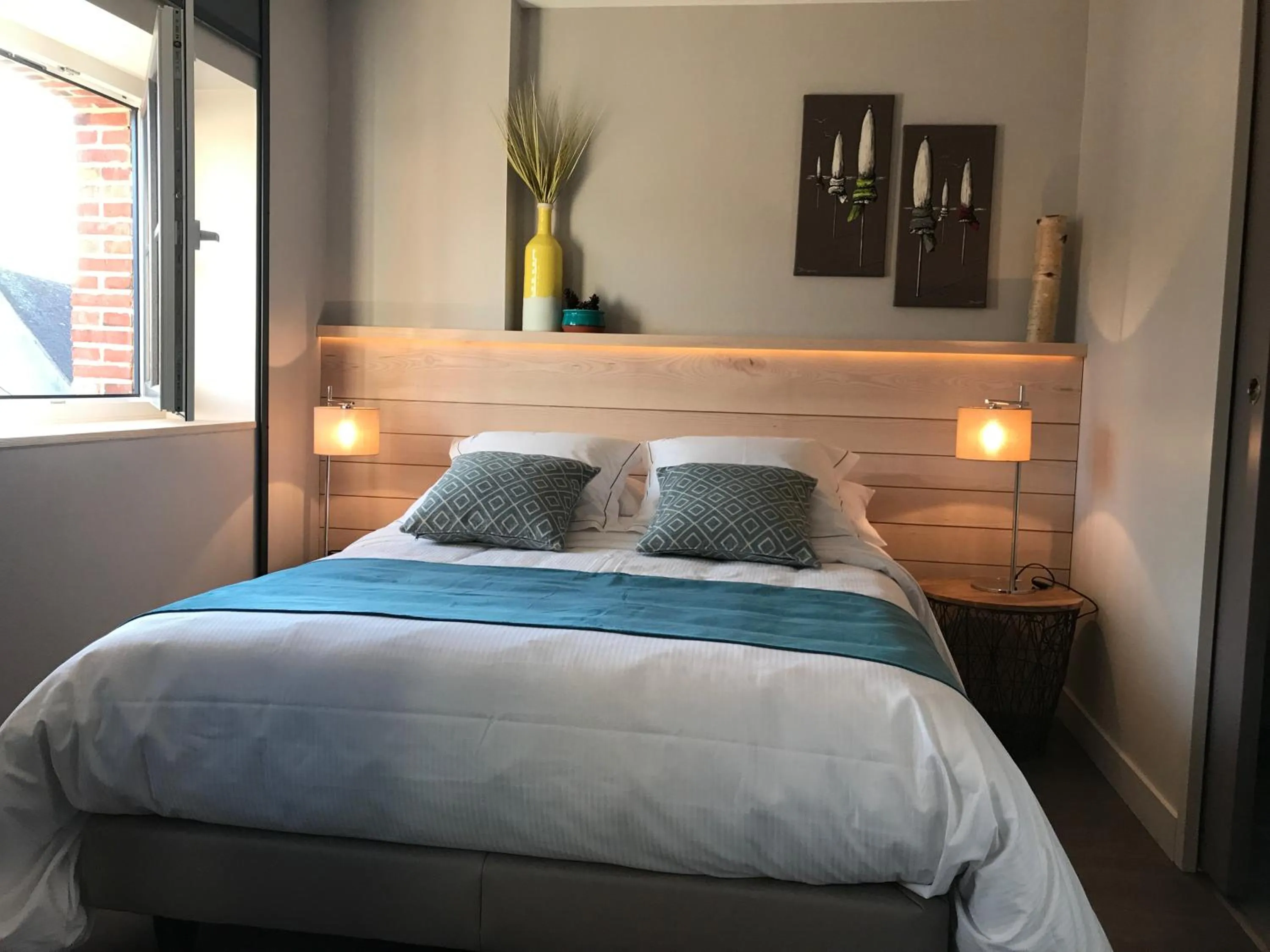 Bed in LOGIS Hotel-Restaurant Le Relais d'Aligre