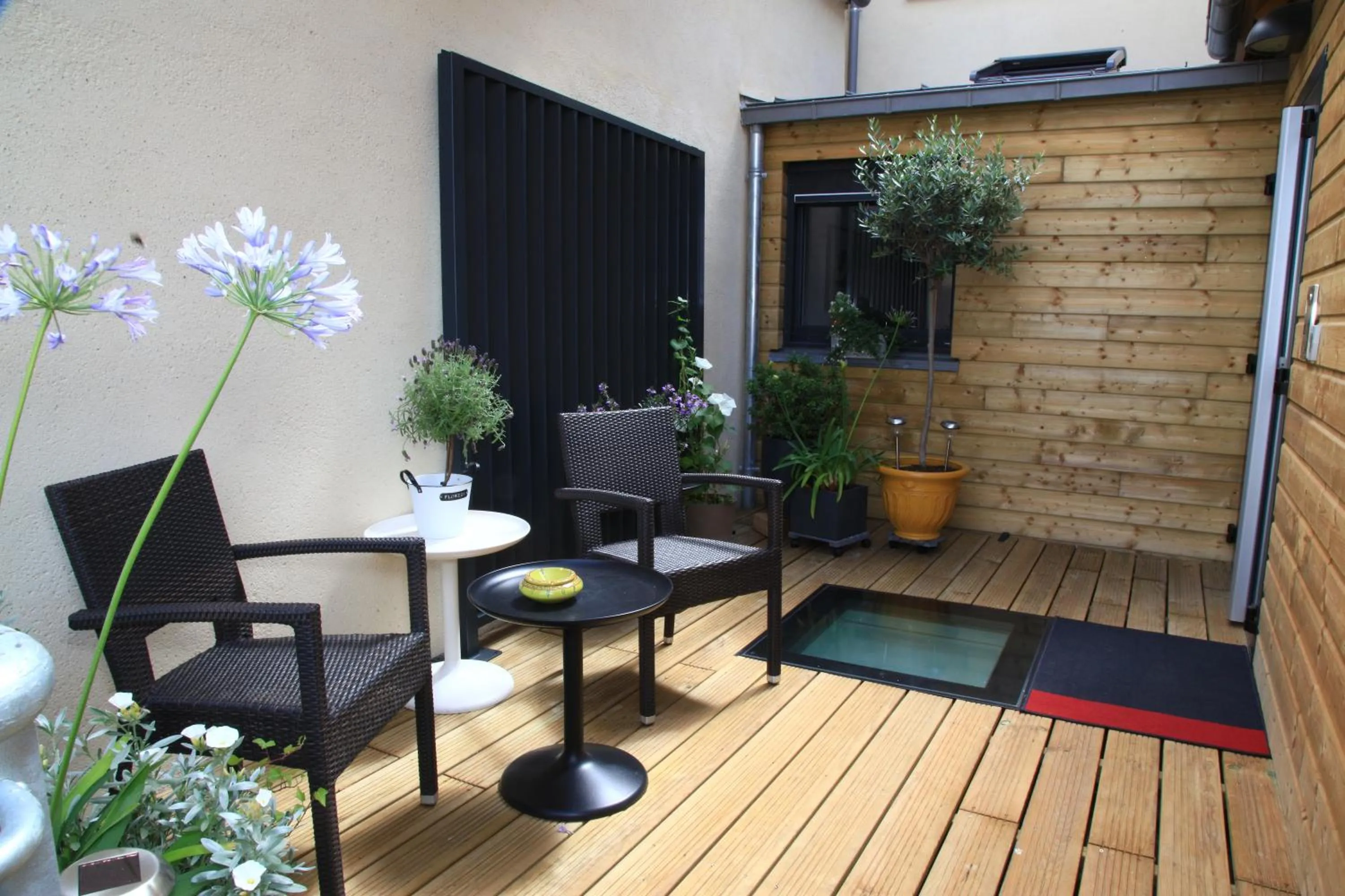 Patio in LOGIS Hotel-Restaurant Le Relais d'Aligre