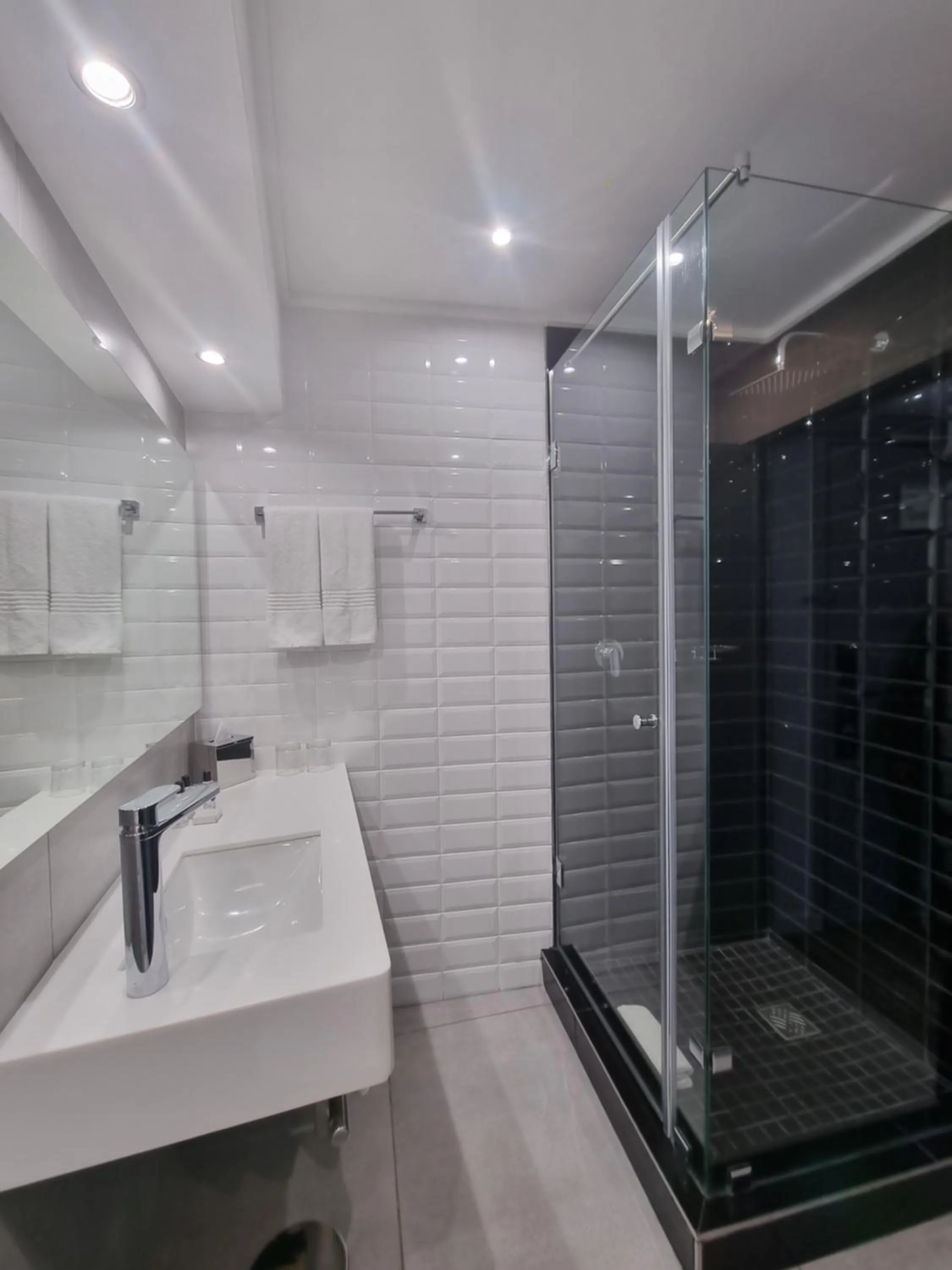 Shower in ONOMO Hotel Johannesburg Sandton