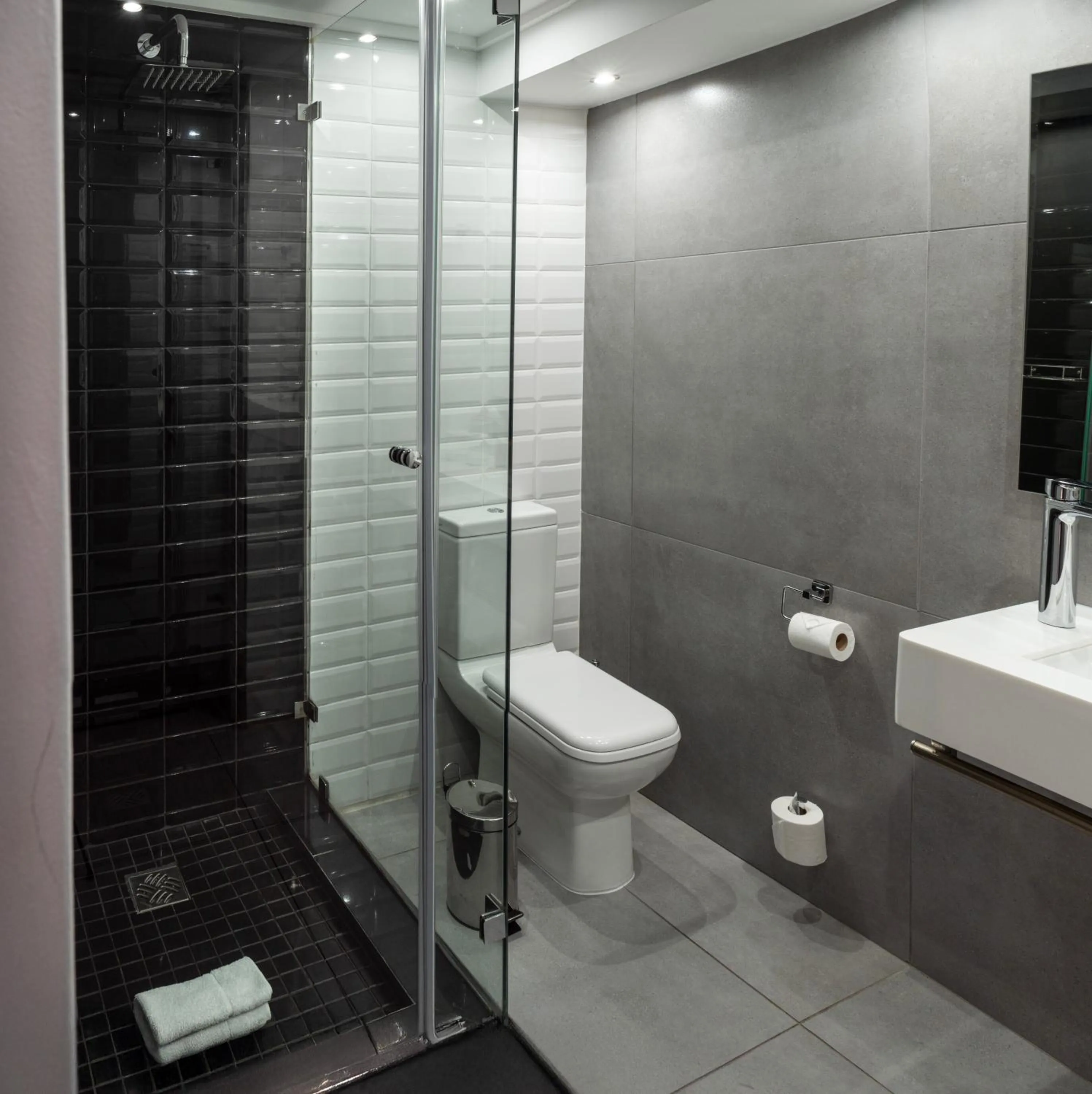 Shower in ONOMO Hotel Johannesburg Sandton