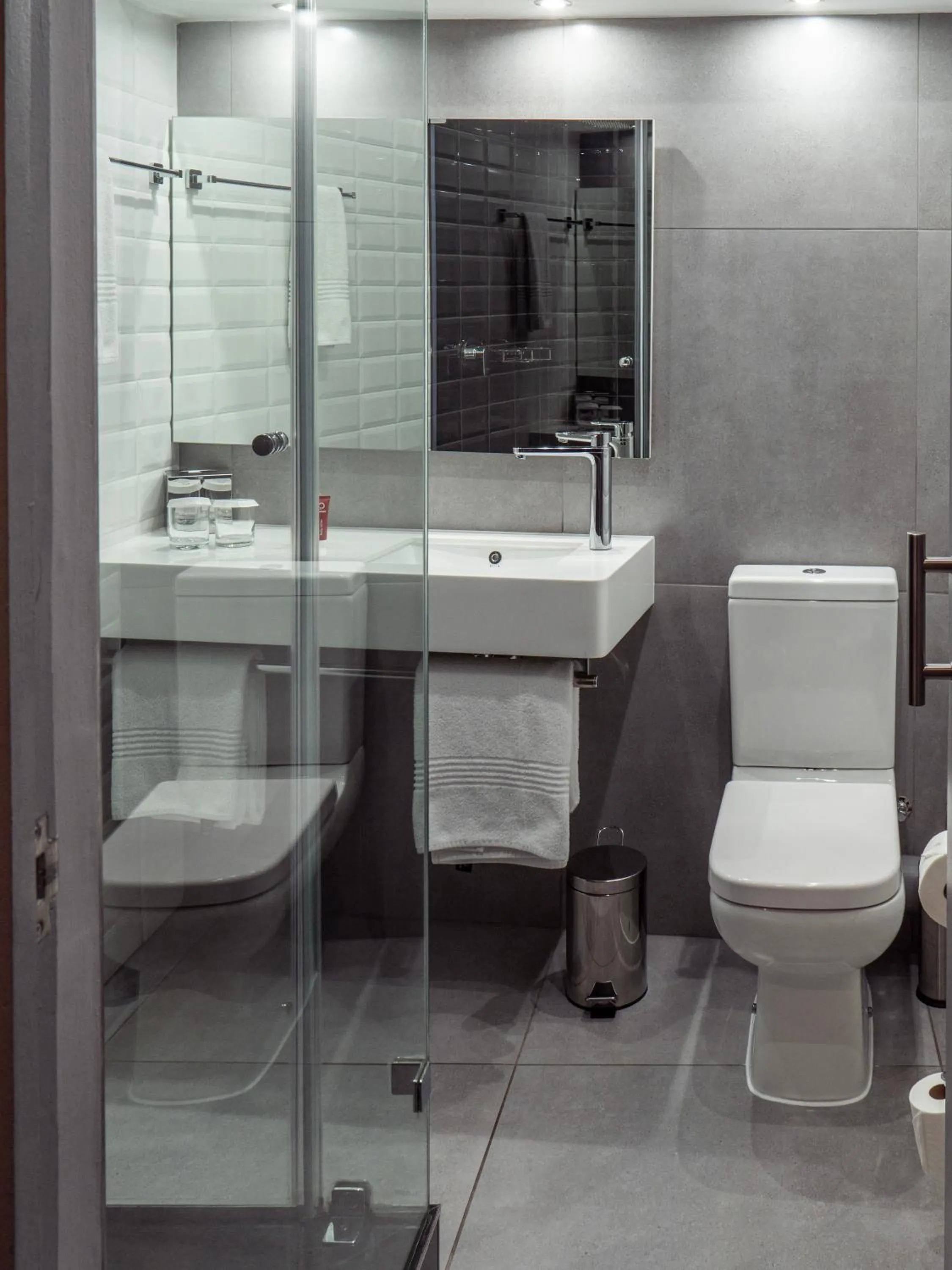 Shower in ONOMO Hotel Johannesburg Sandton