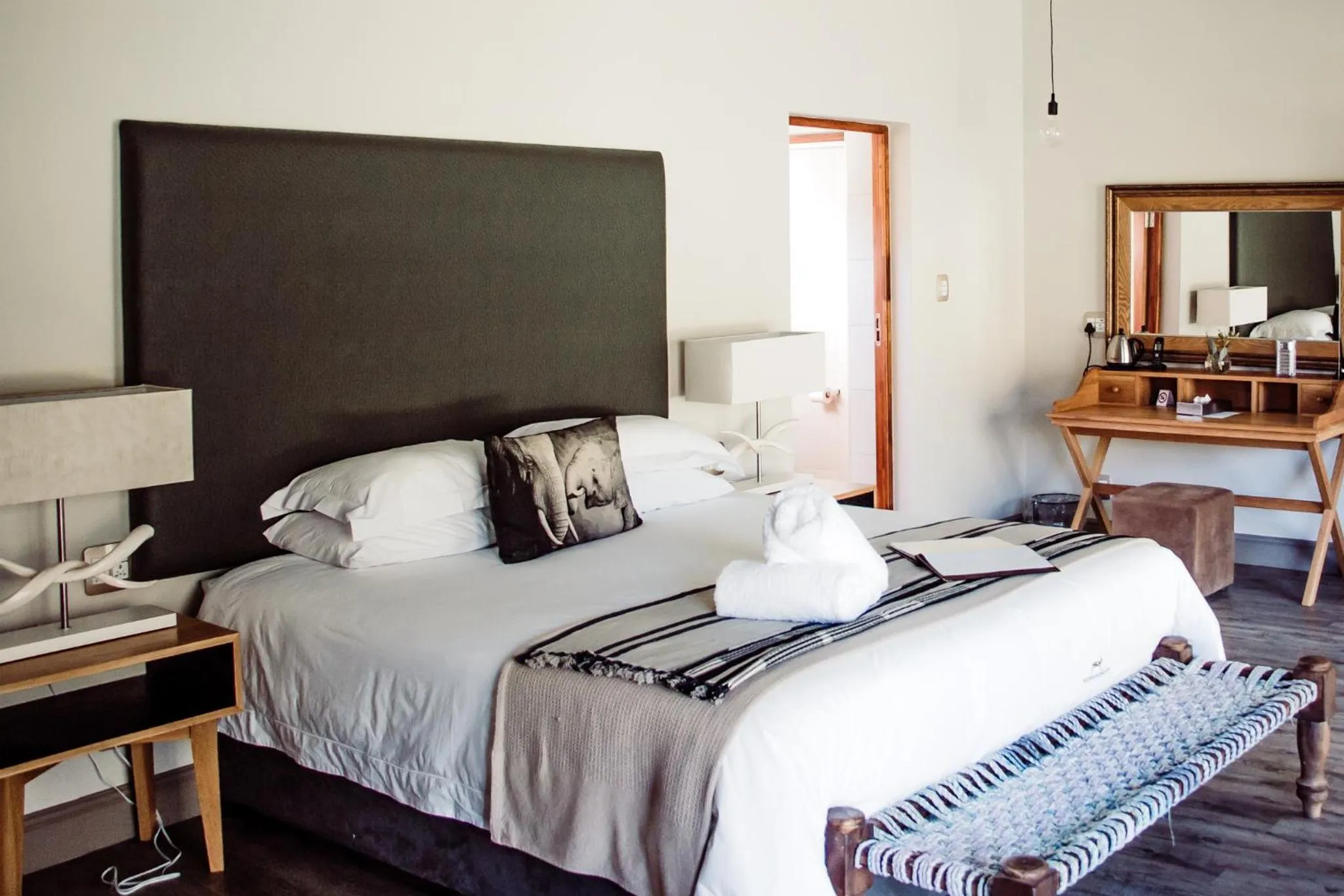 Bed in Wildehondekloof Game Lodge