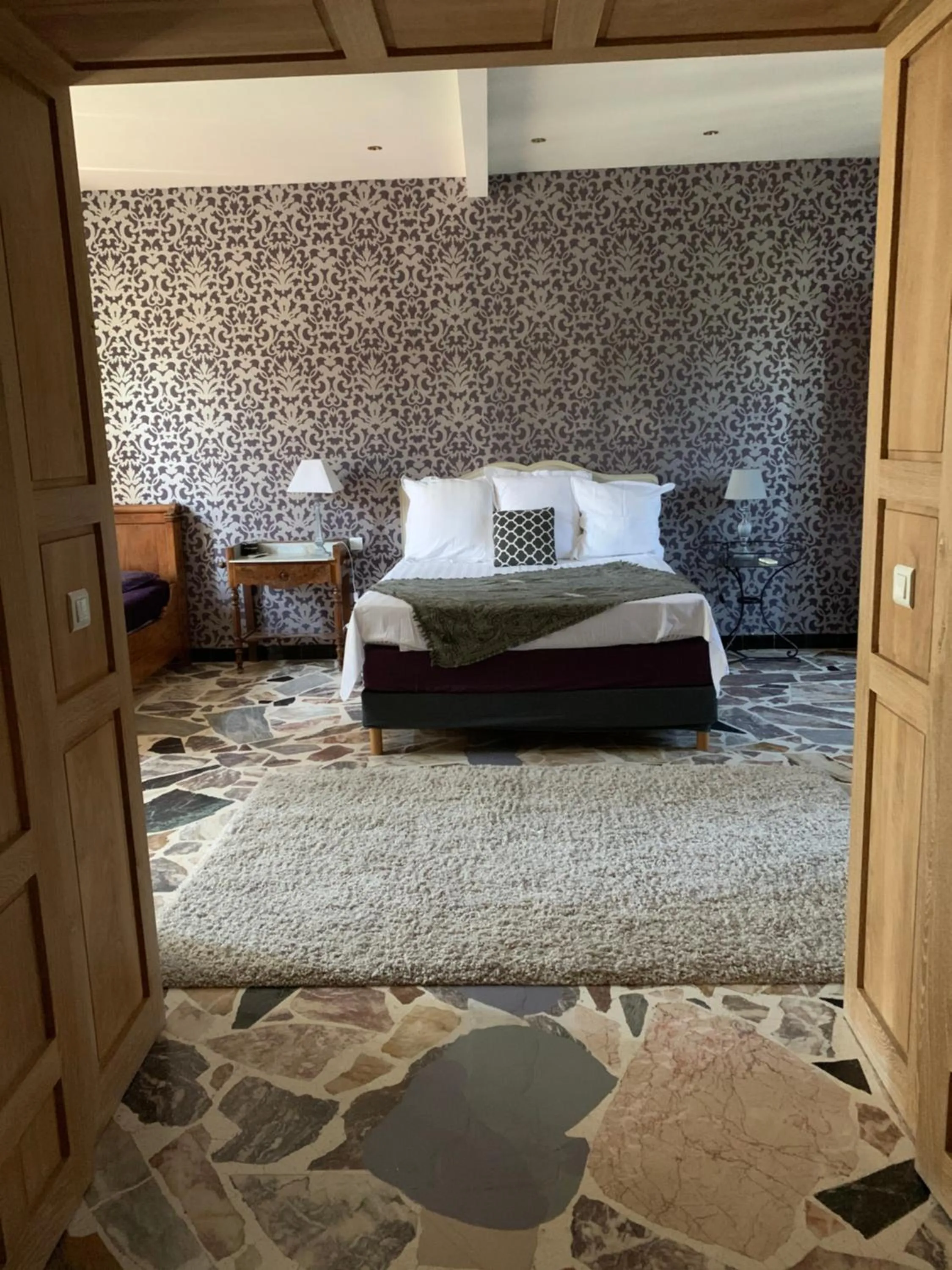 Photo of the whole room, Bed in Le Jardin de LaCoste