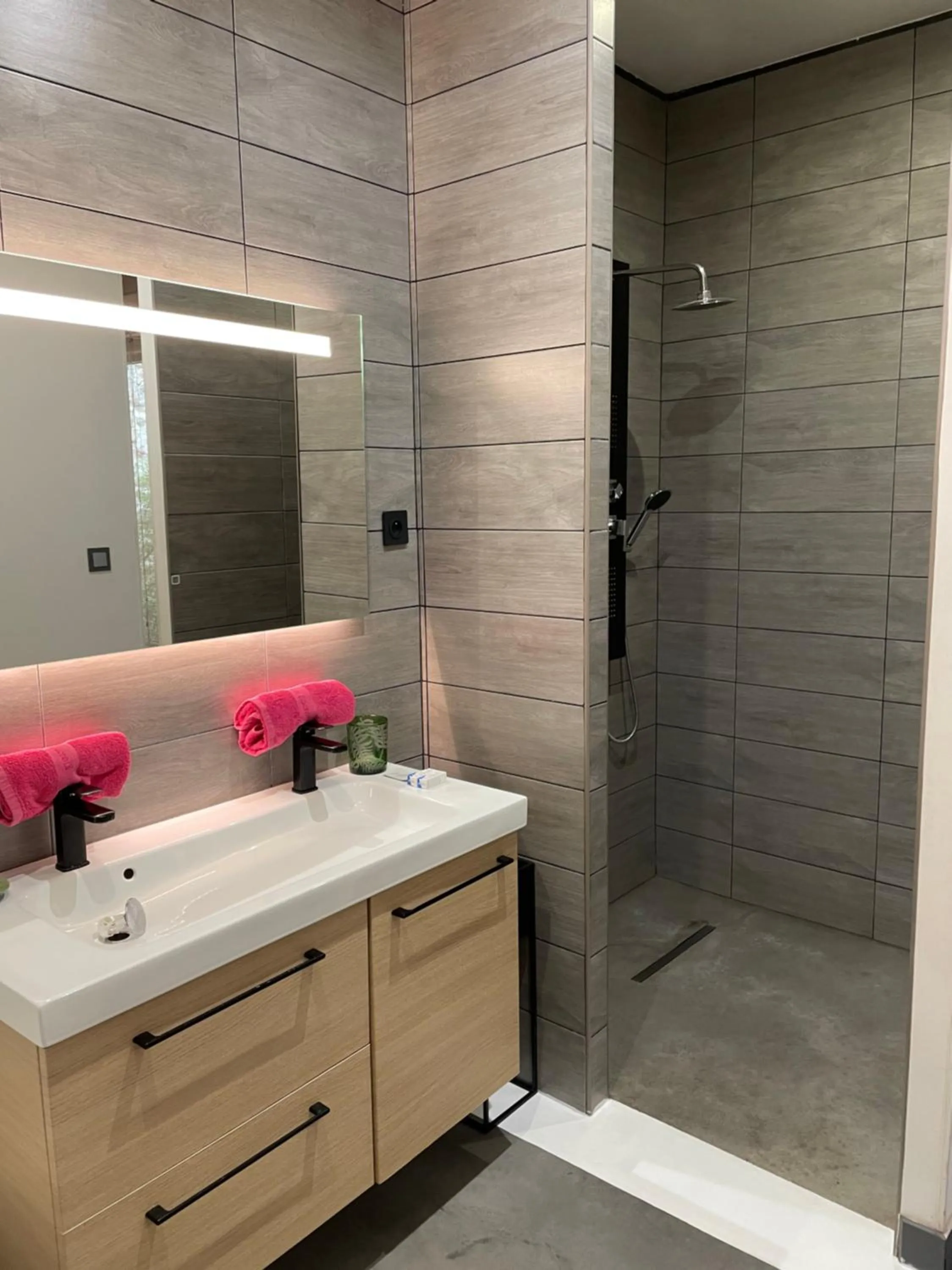 Shower in Le Jardin de LaCoste