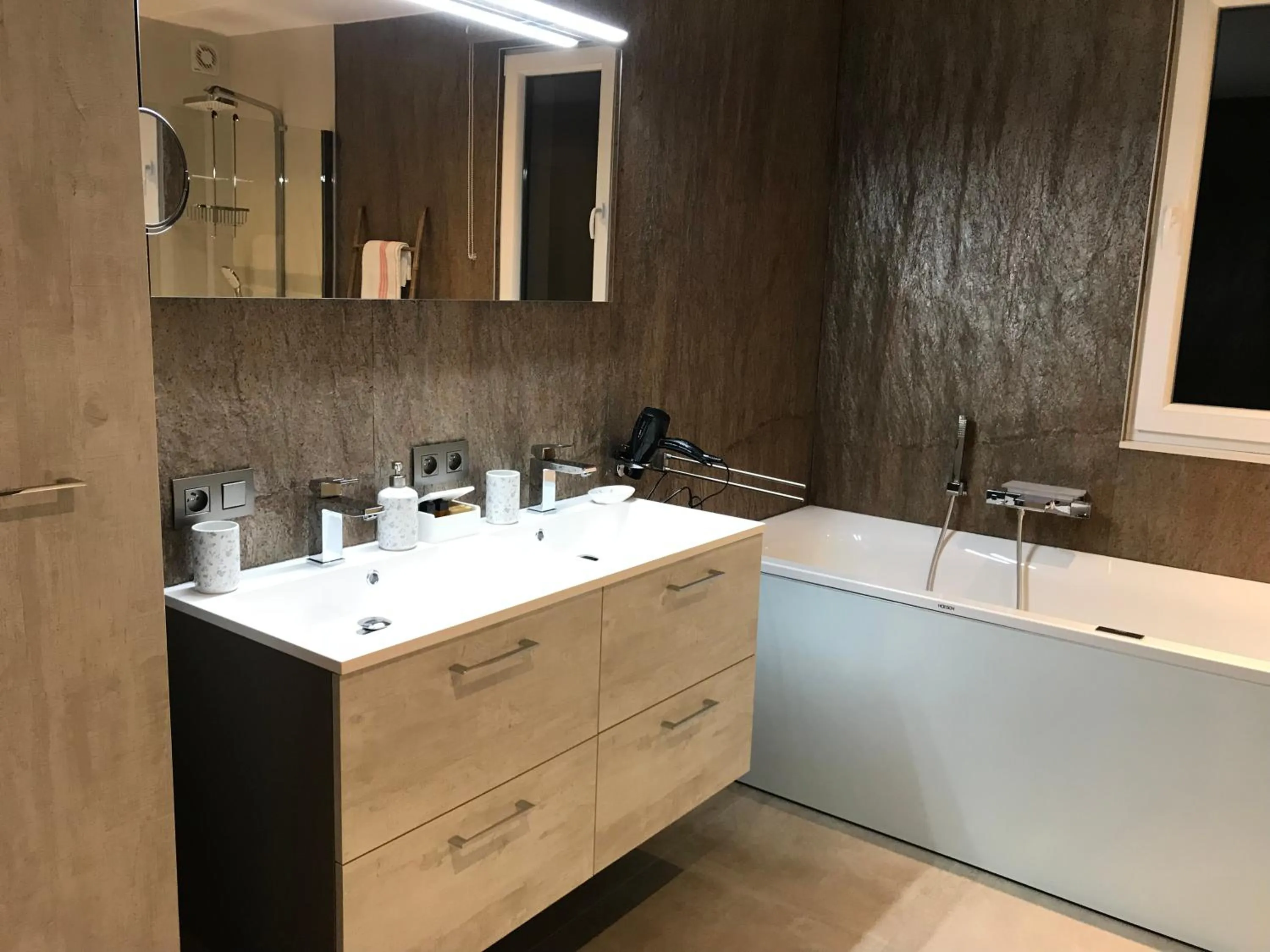 Shower in La Colombe