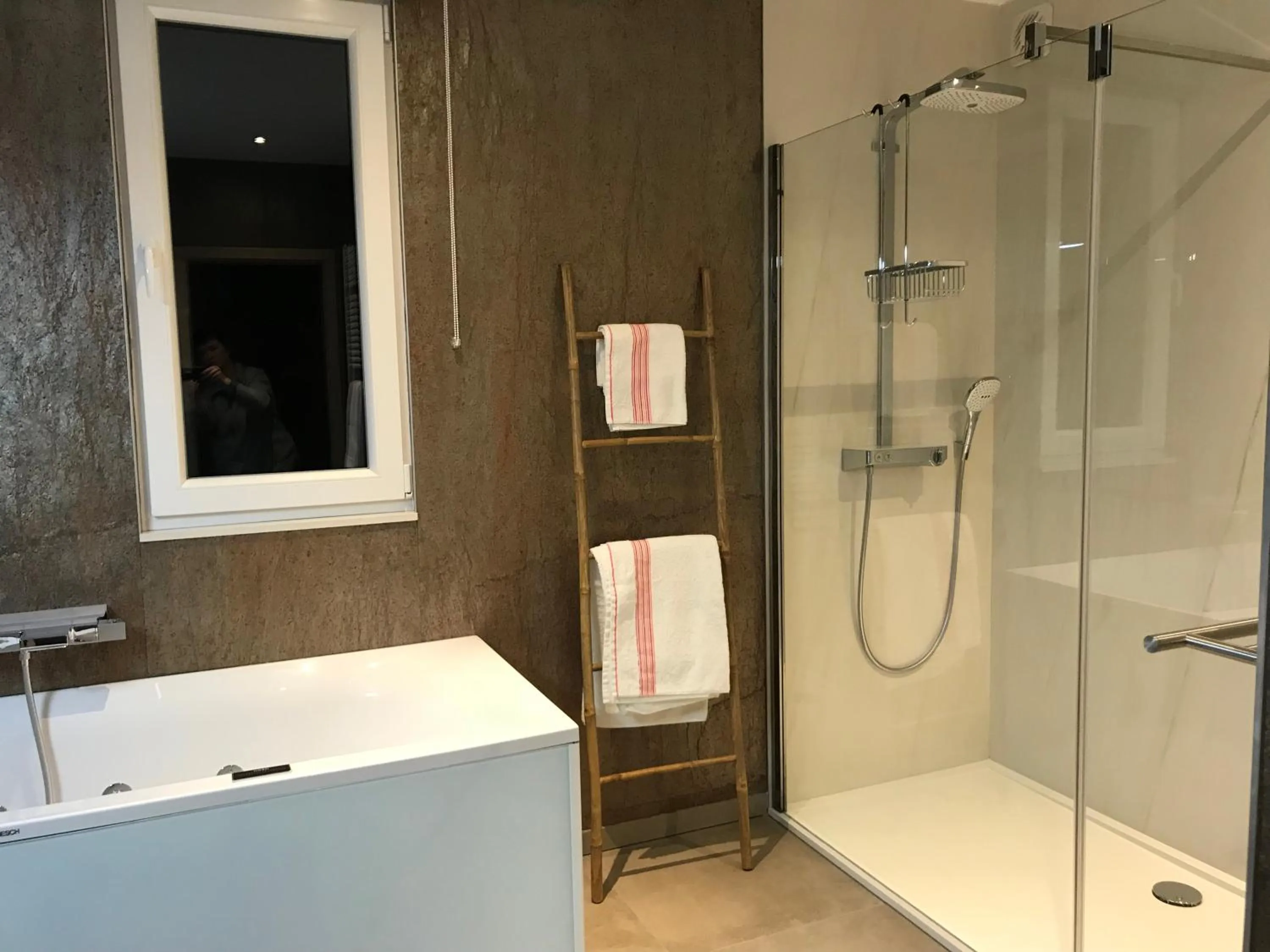 Shower in La Colombe