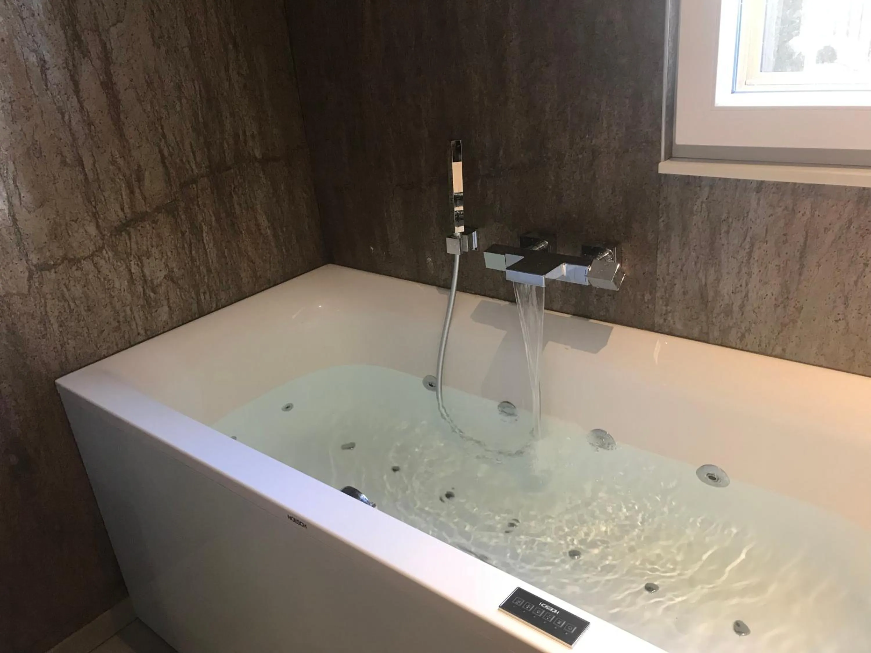 Hot Tub in La Colombe