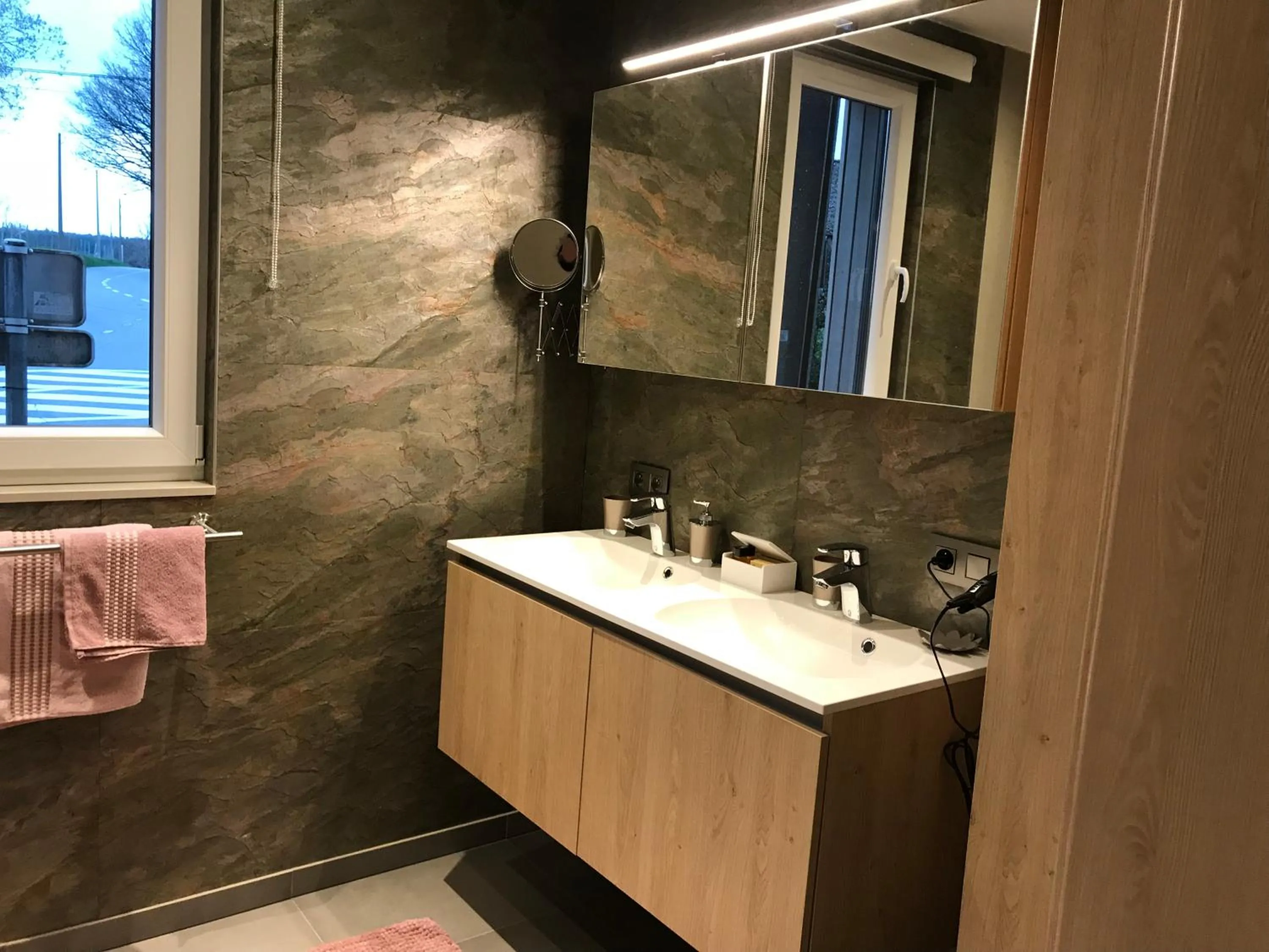 Bathroom in La Colombe