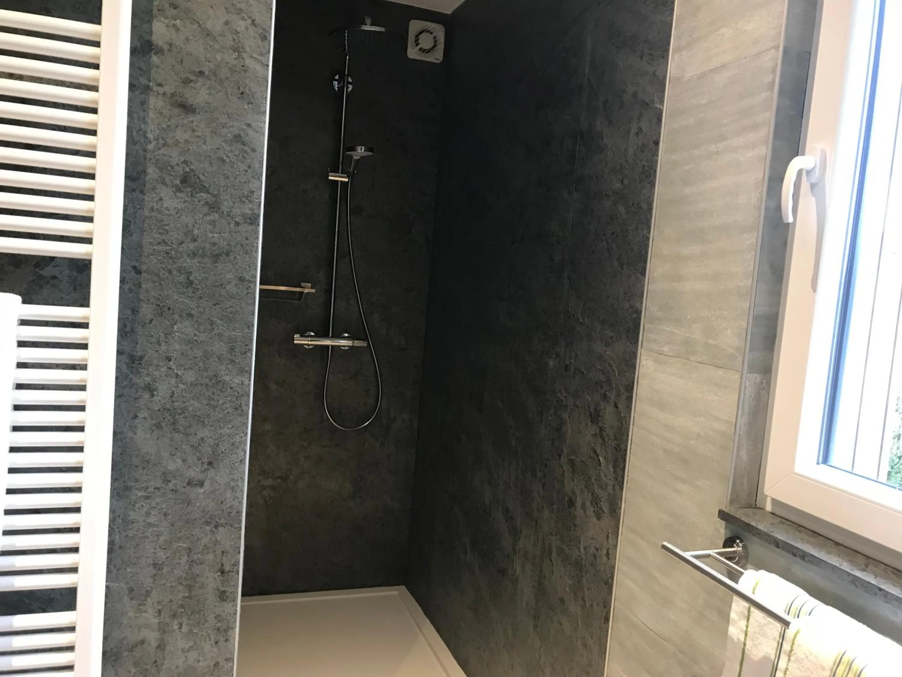 Shower in La Colombe