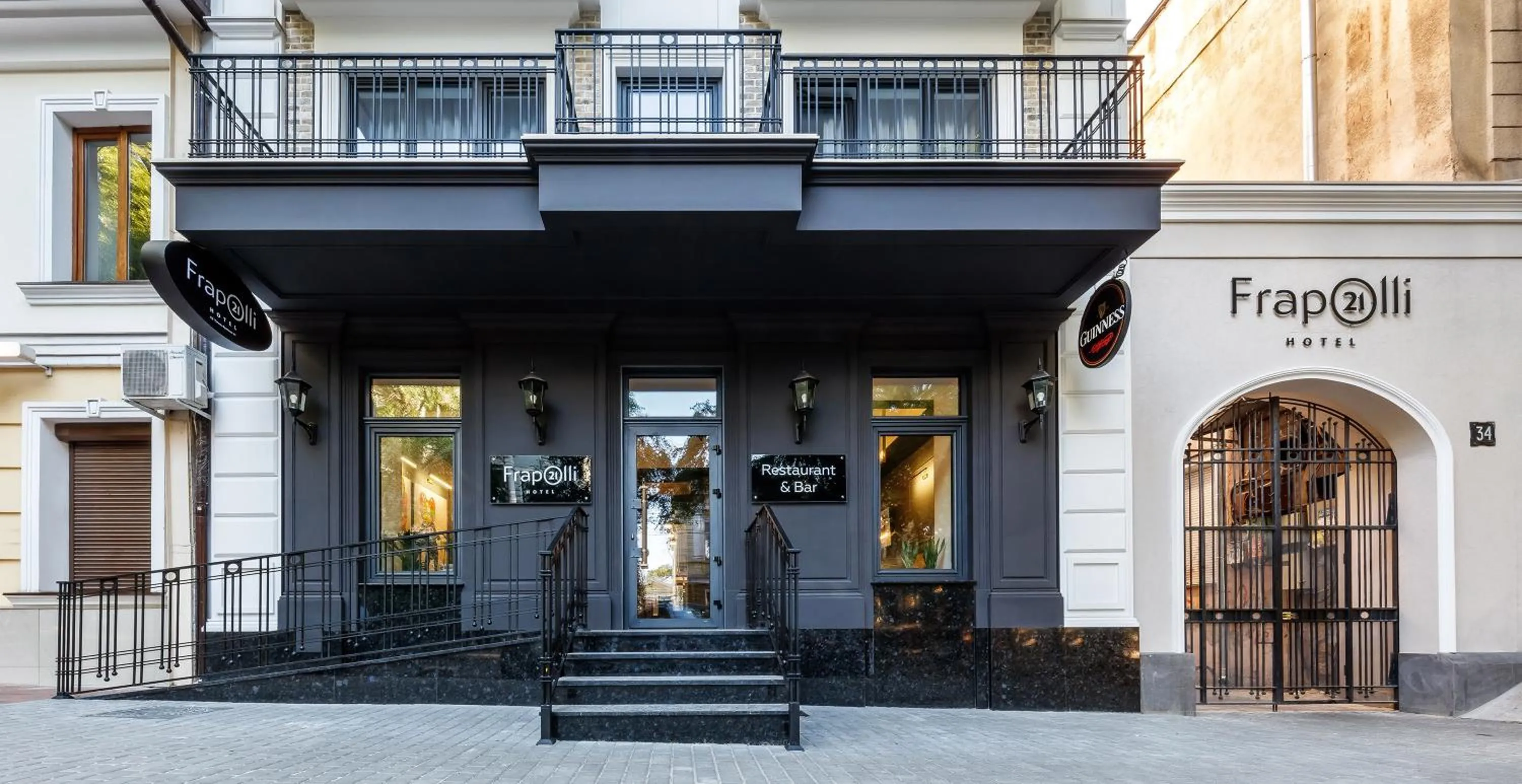 Facade/entrance in Frapolli 21 Hotel