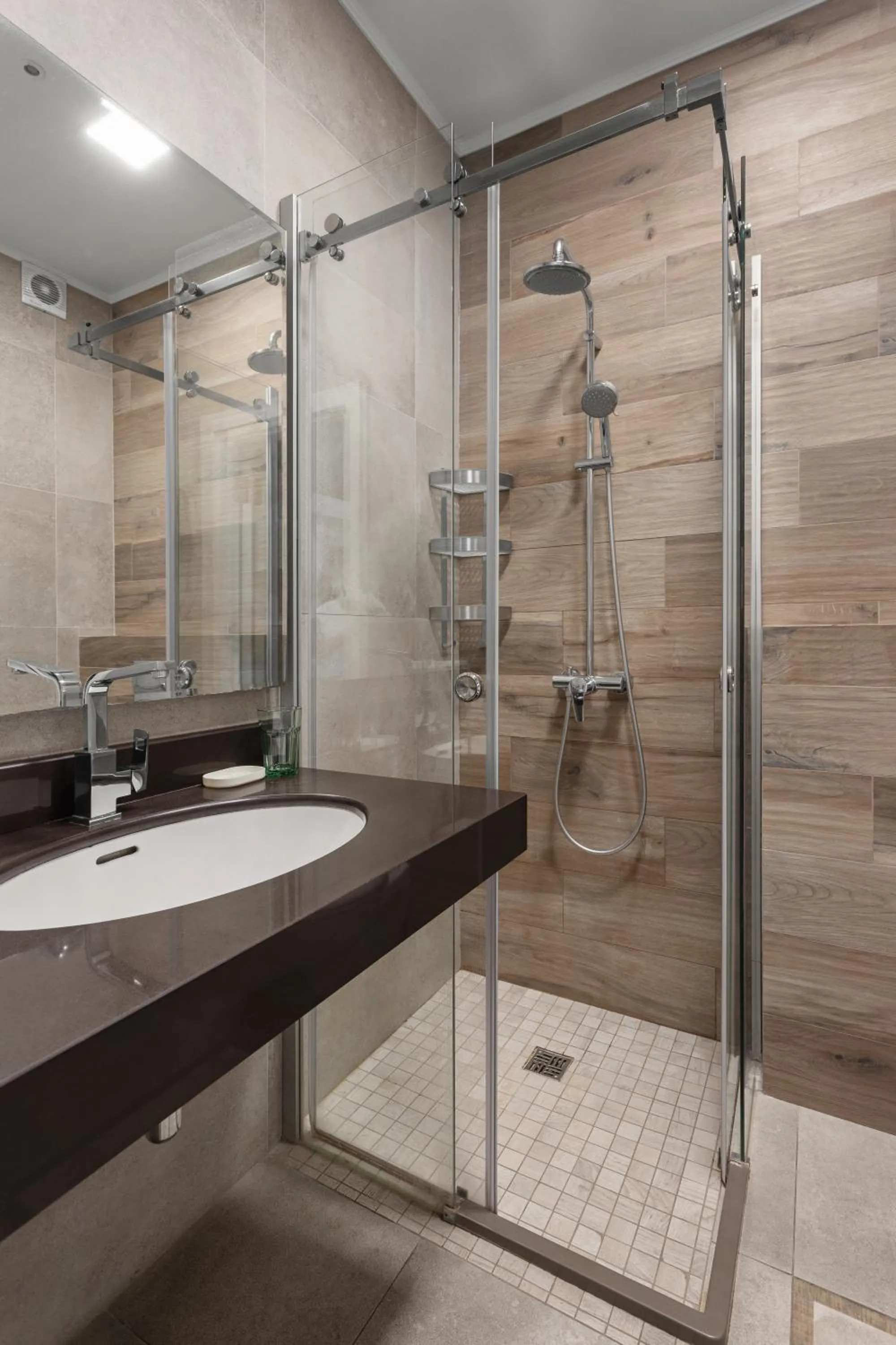 Shower in Frapolli 21 Hotel