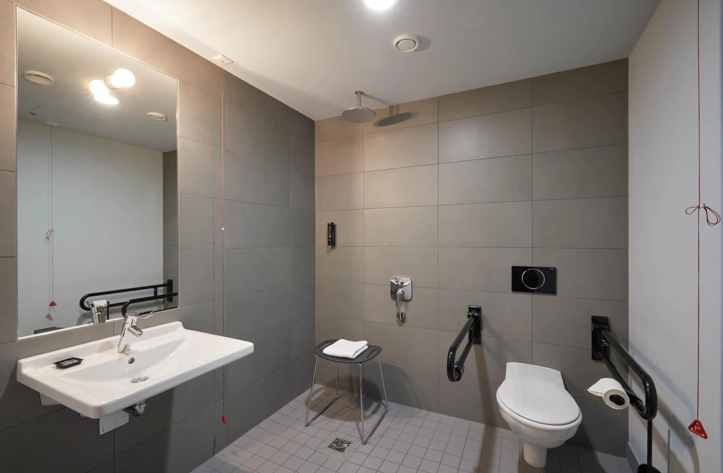 Shower in Hotel Rossi