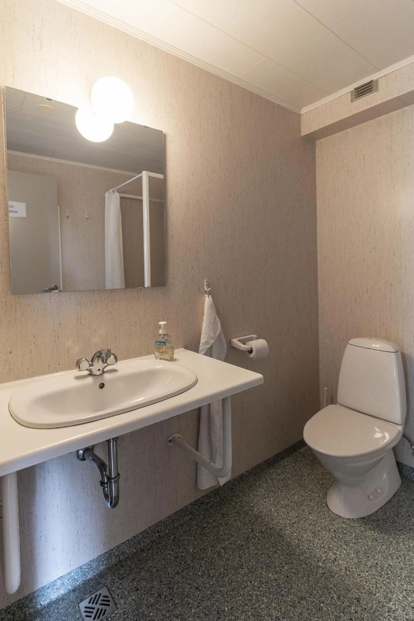 Bathroom in Isafjordur Hostel