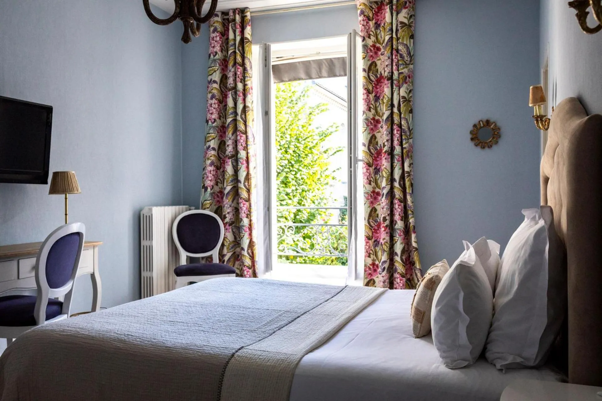 Bed in Hôtel du Mail