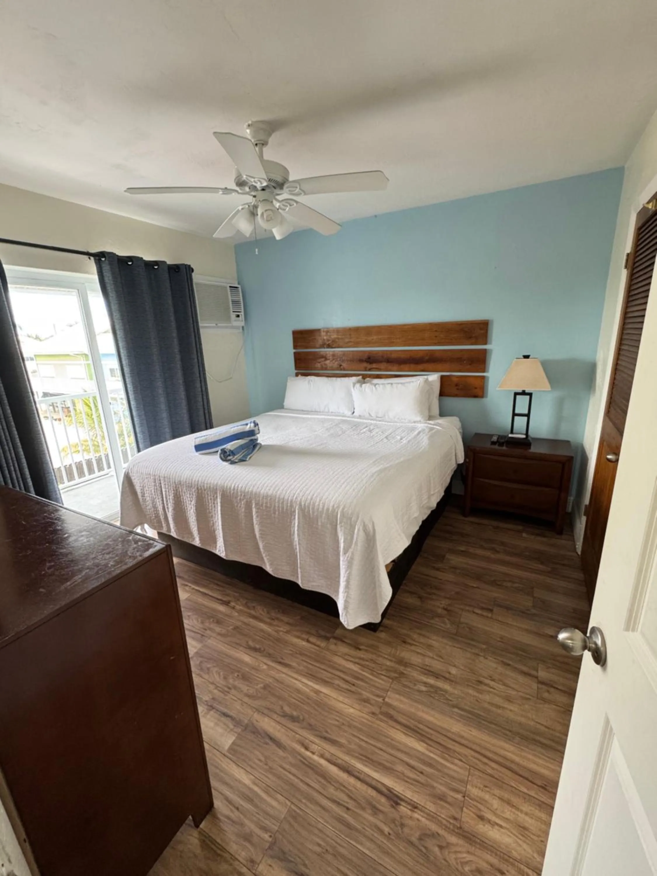 Bedroom, Bed in Knight's Key Suites