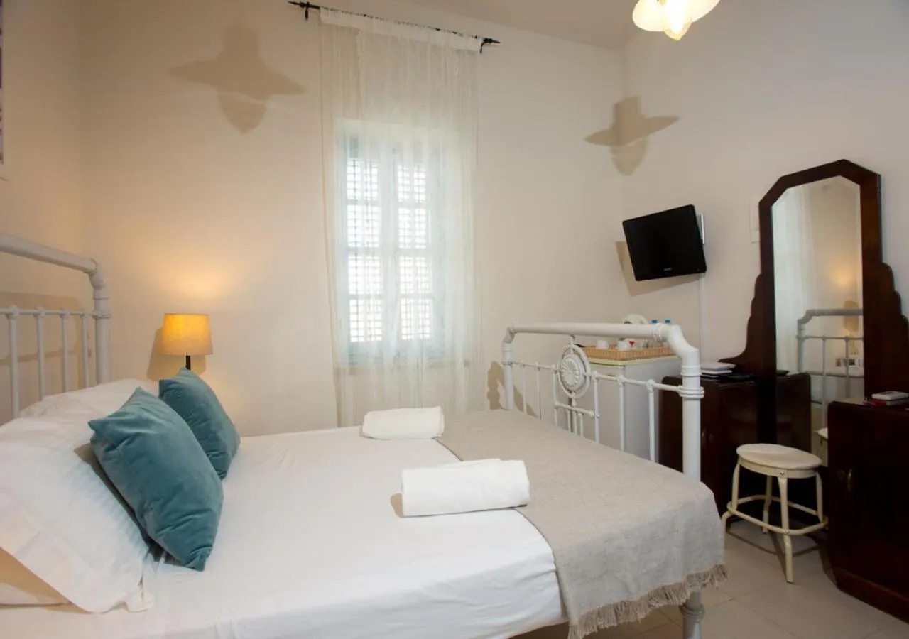 Bedroom in Shongas Inn