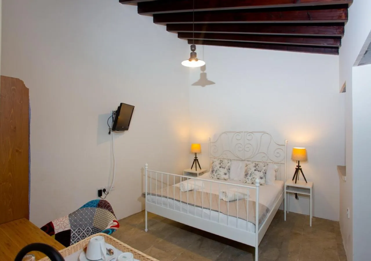 Bedroom in Shongas Inn