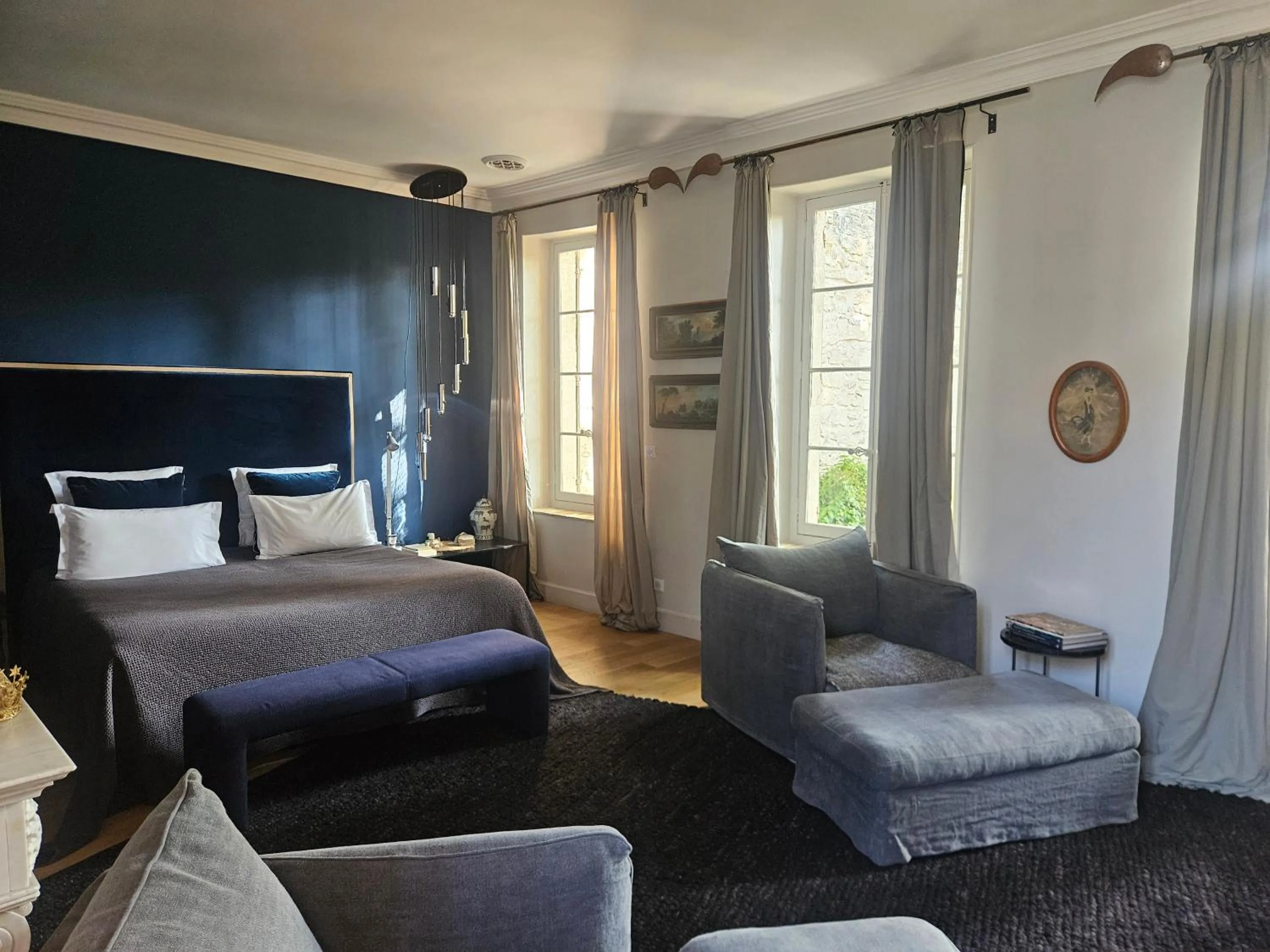 Photo of the whole room, Bed in La Divine Comédie-Suites Deluxe