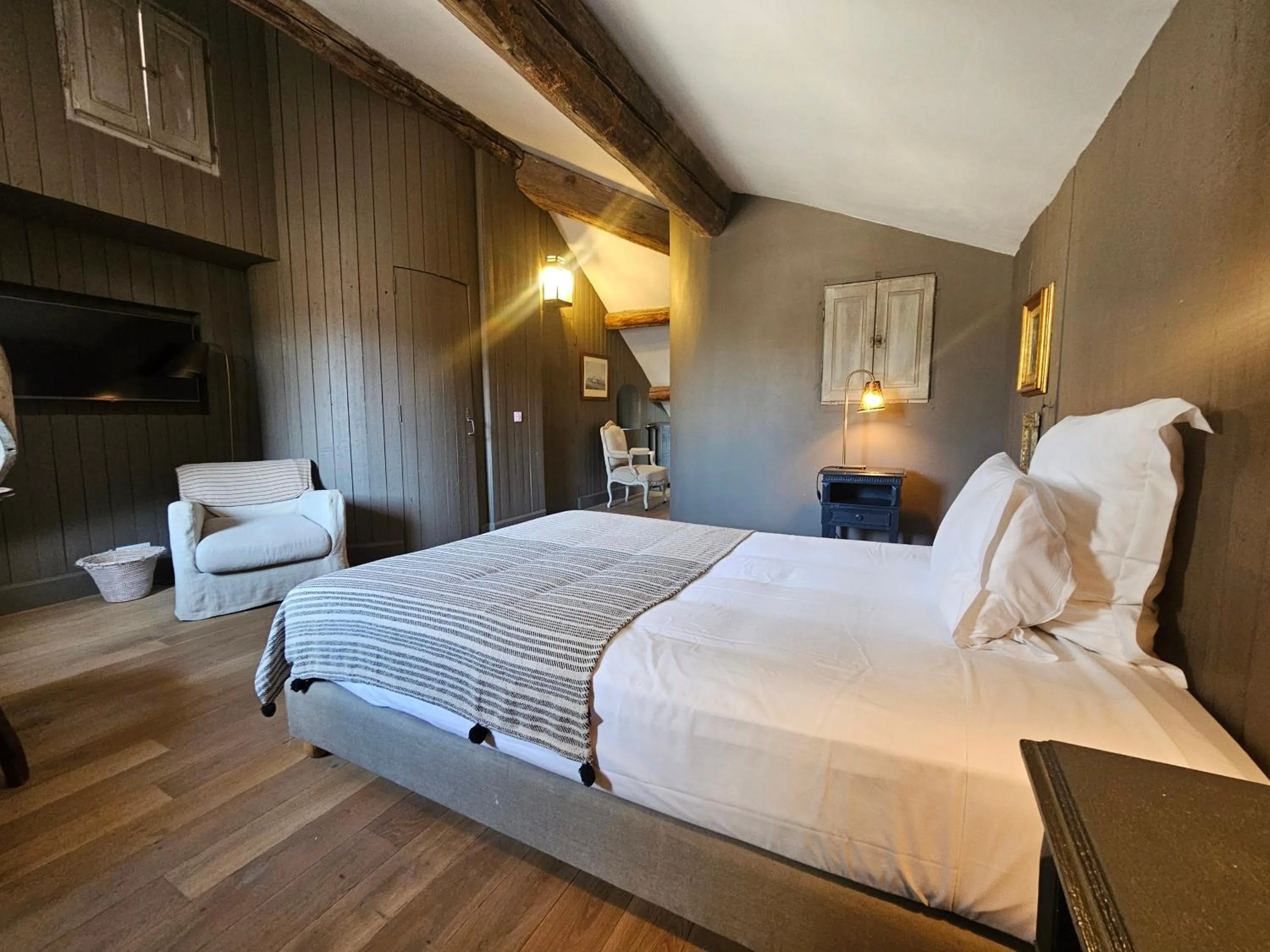 Photo of the whole room, Bed in La Divine Comédie-Suites Deluxe