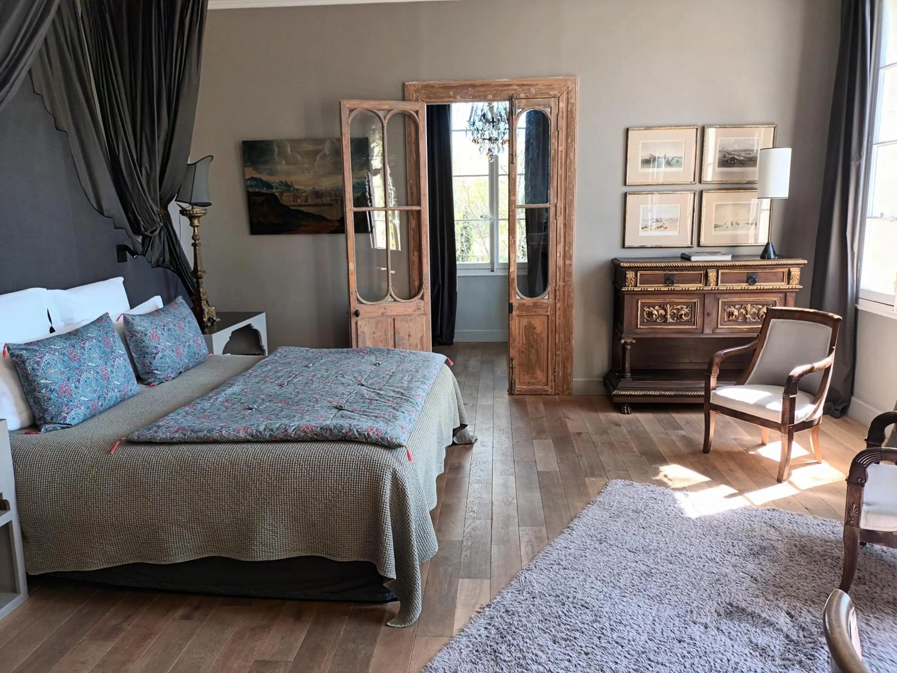 Photo of the whole room, Bed in La Divine Comédie-Suites Deluxe