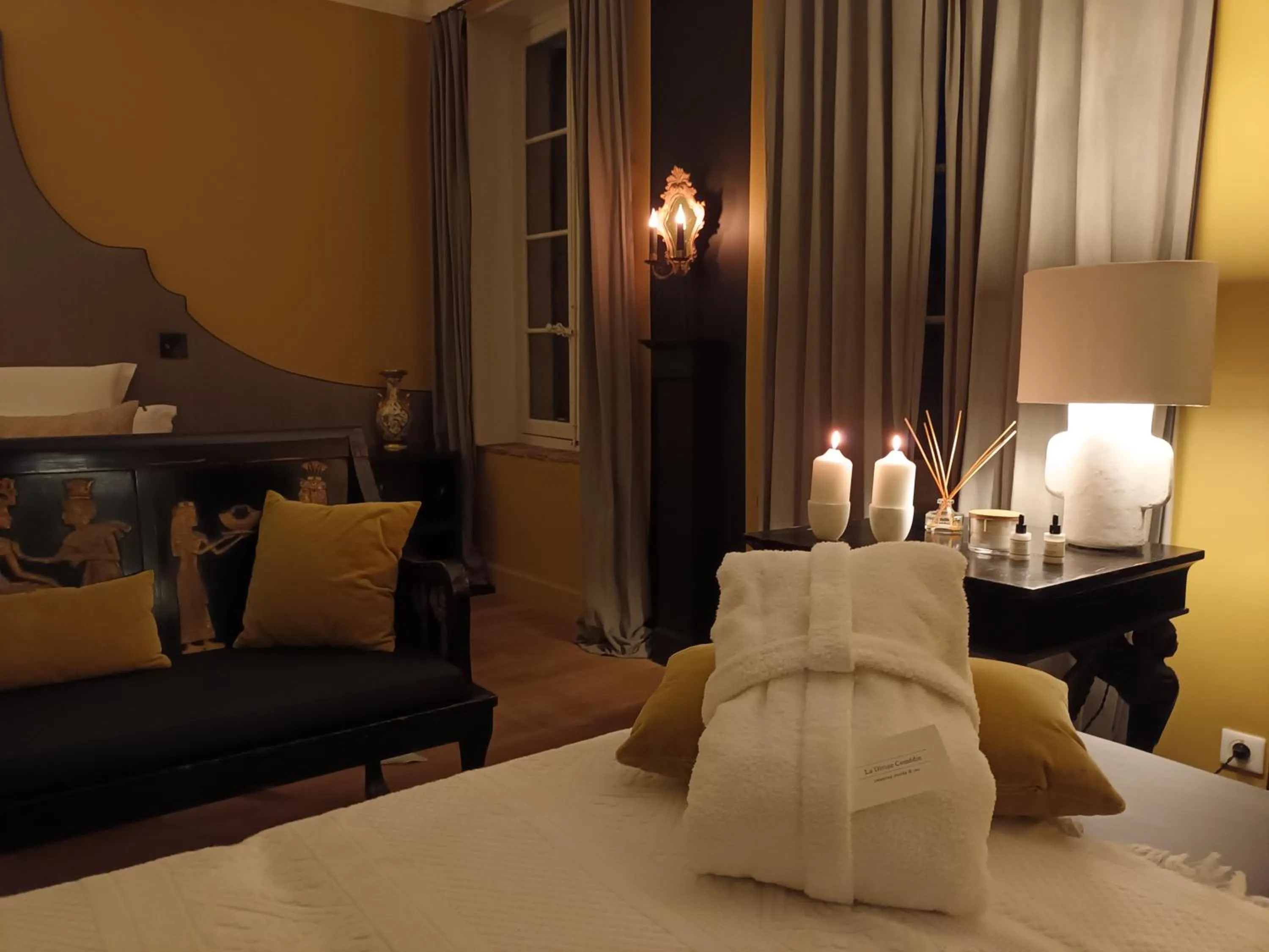 Massage, Bed in La Divine Comédie-Suites Deluxe