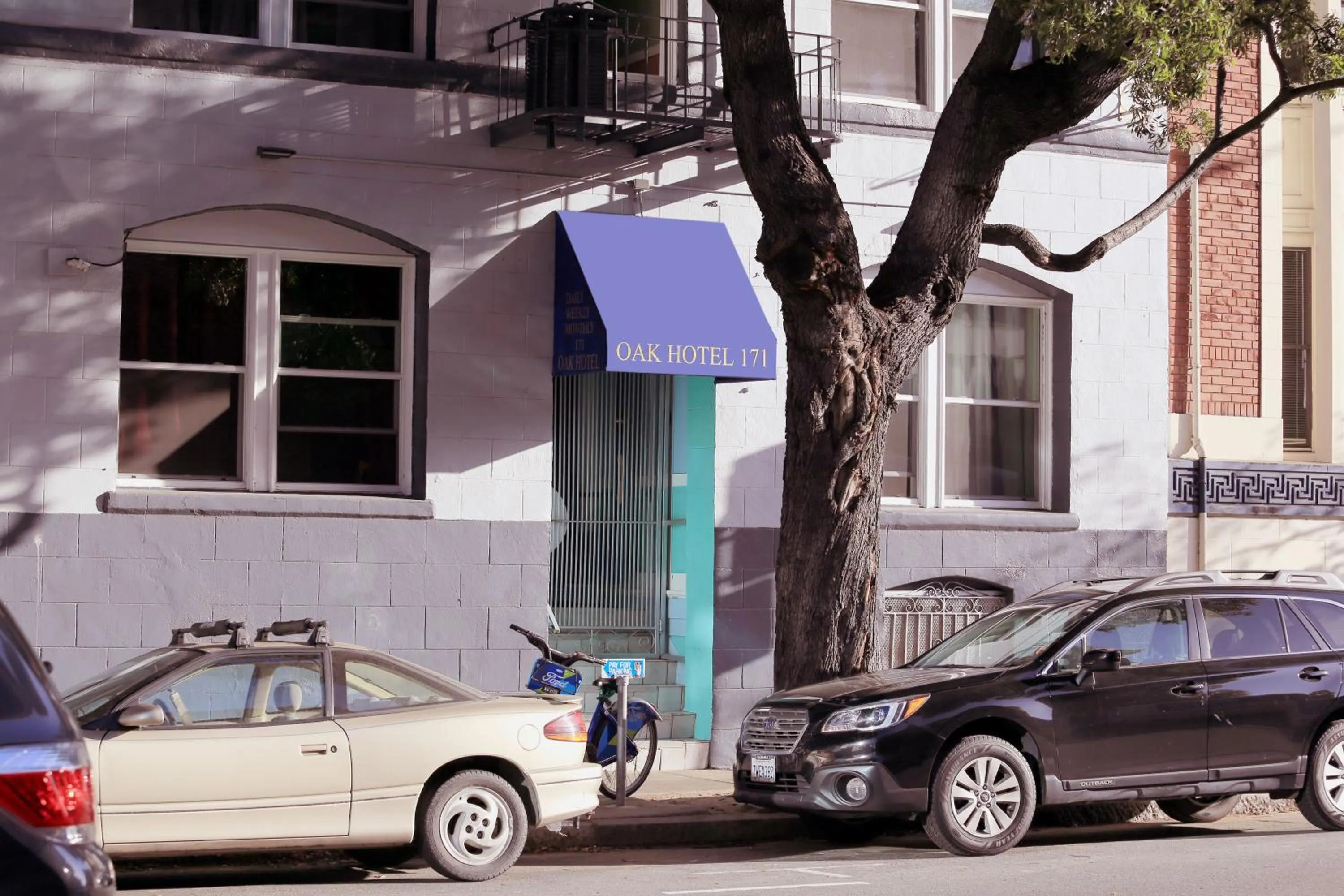 Facade/entrance in Oak Hotel