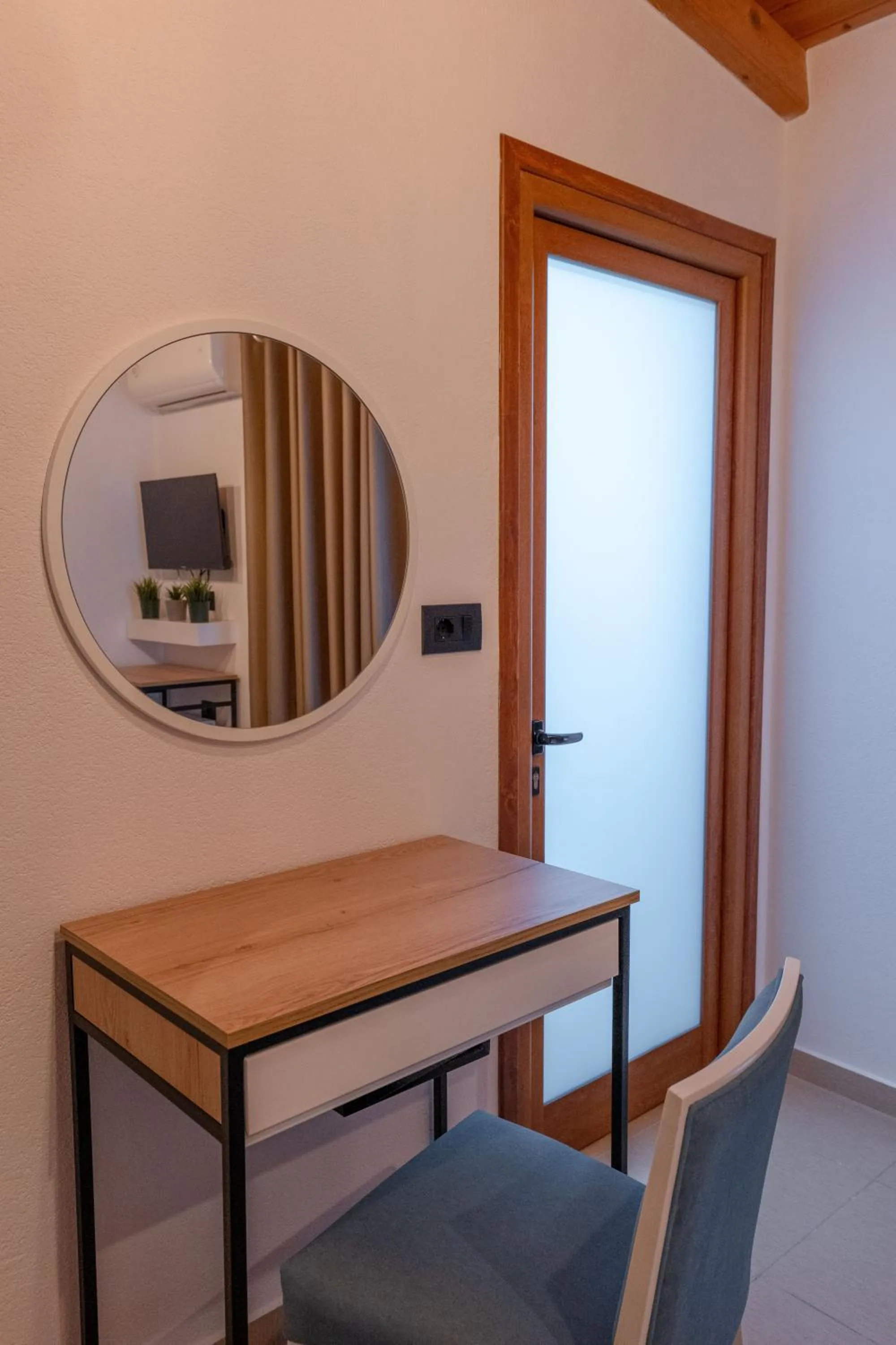 Seating area in Vila Shpetimi