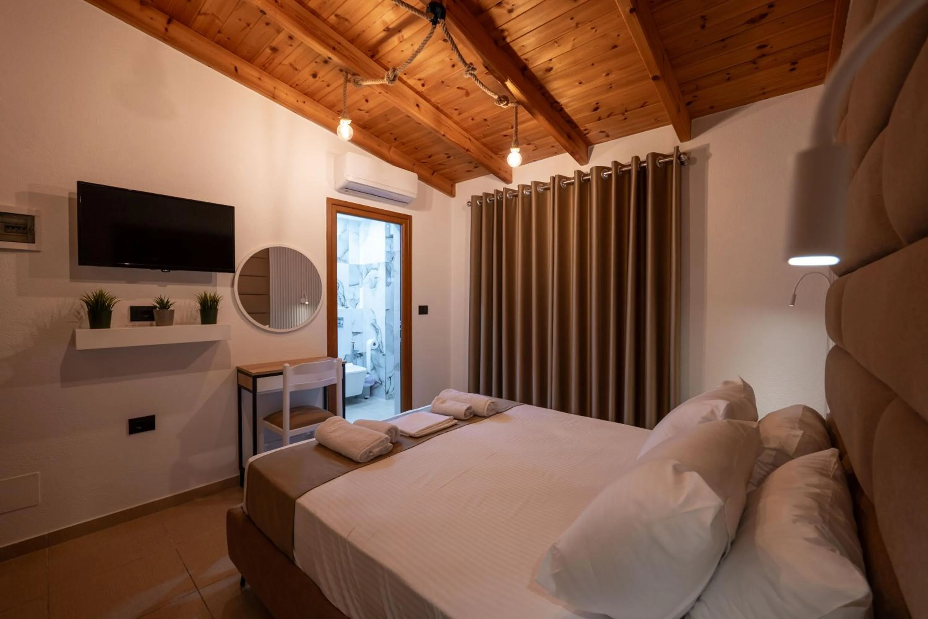 Photo of the whole room, Bed in Vila Shpetimi