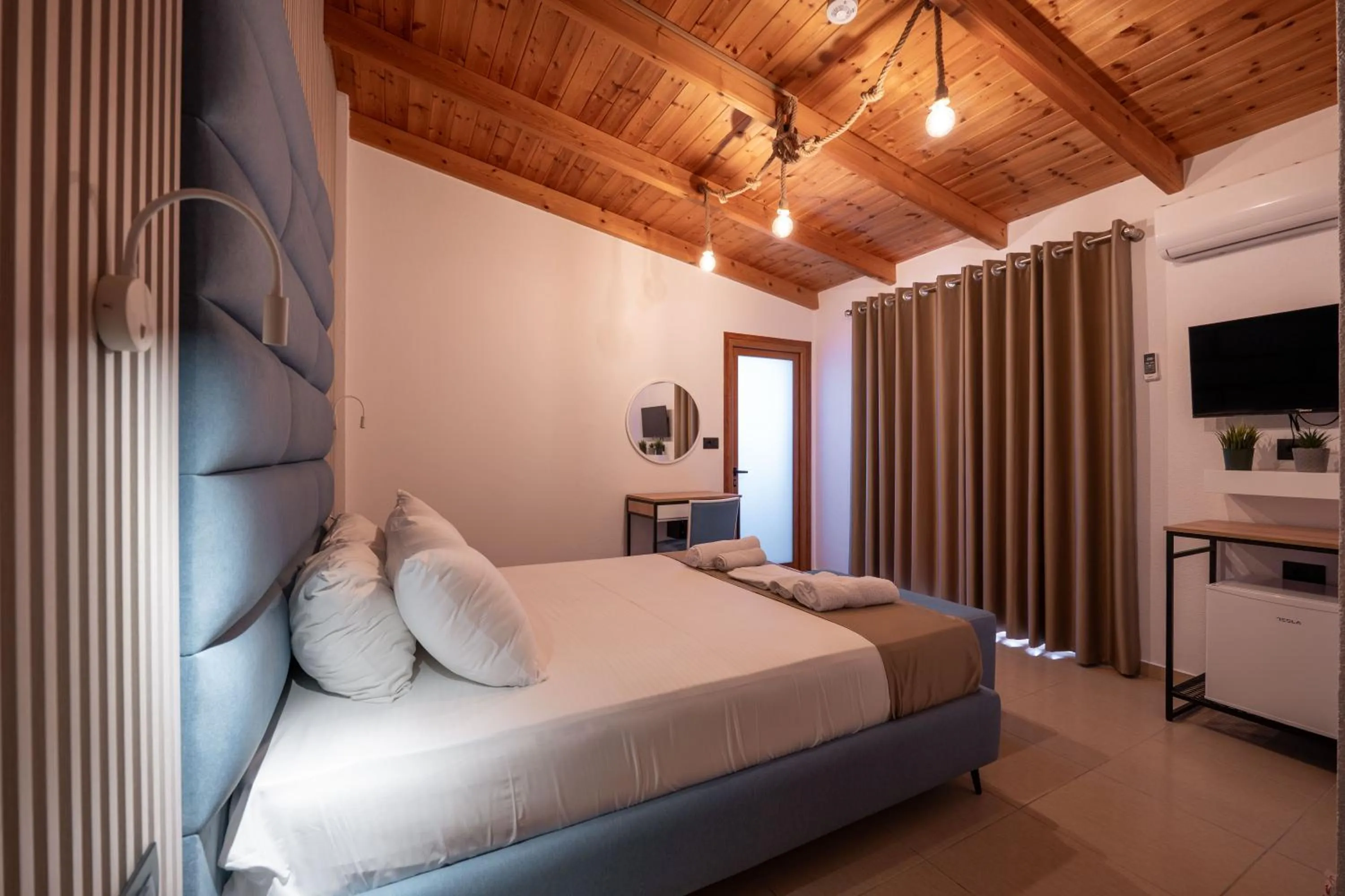 Photo of the whole room, Bed in Vila Shpetimi