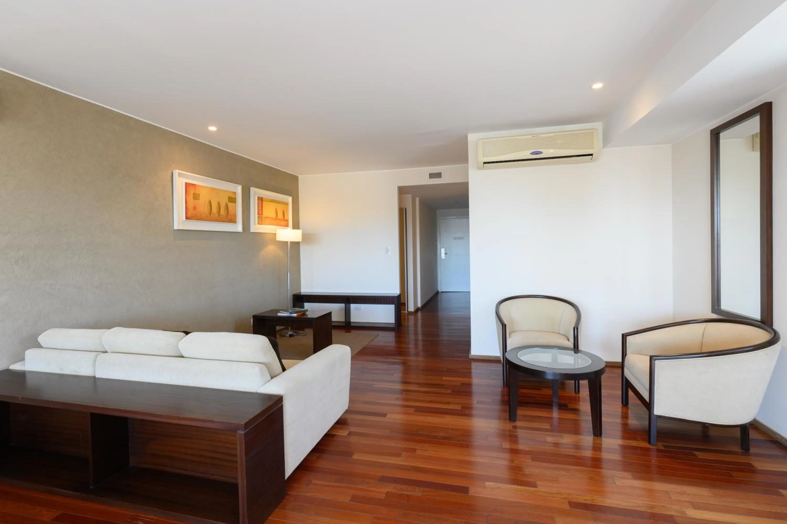 Photo of the whole room in Orfeo Suites Cordoba