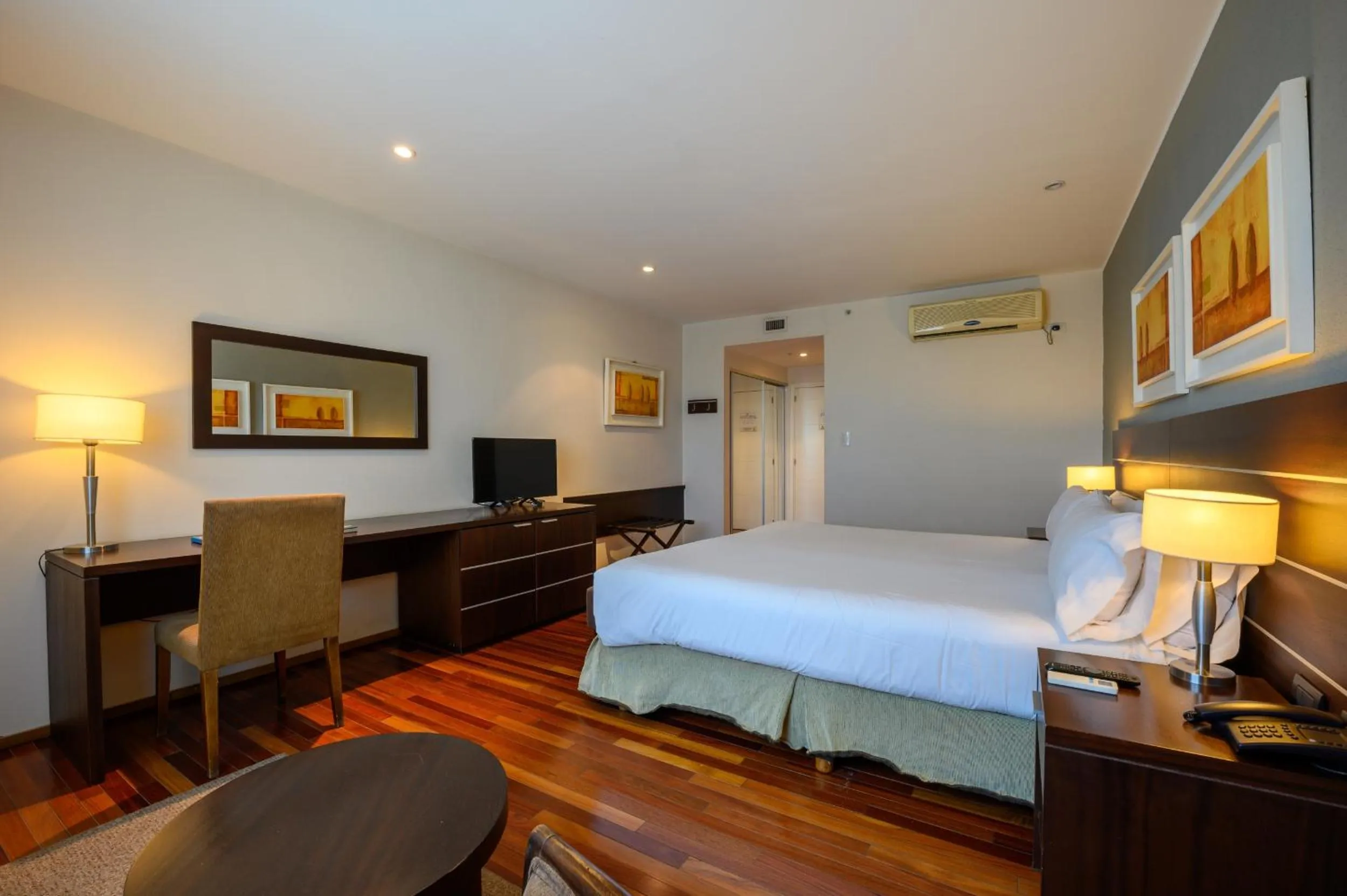 Photo of the whole room in Orfeo Suites Cordoba