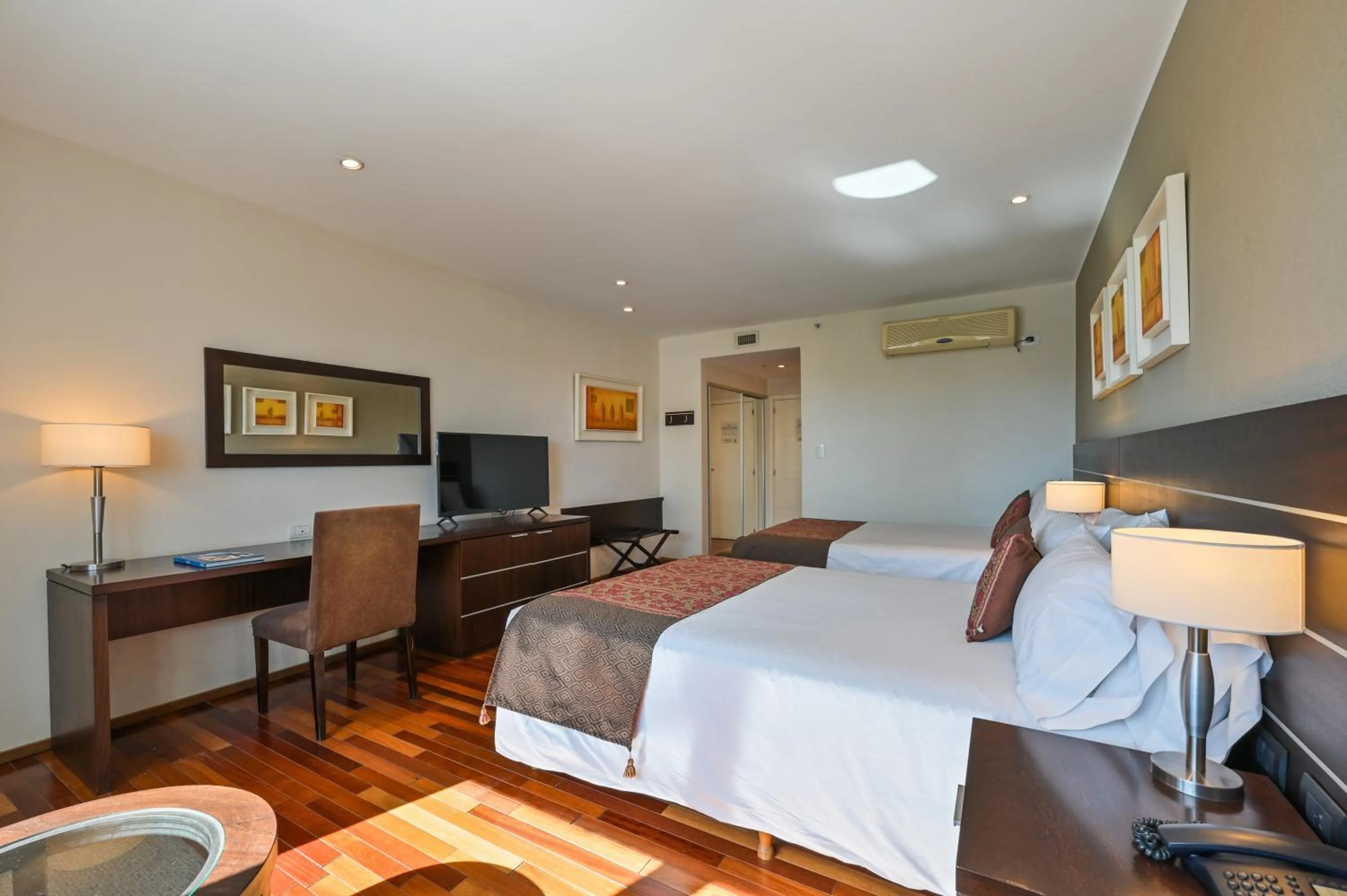 Photo of the whole room in Orfeo Suites Cordoba