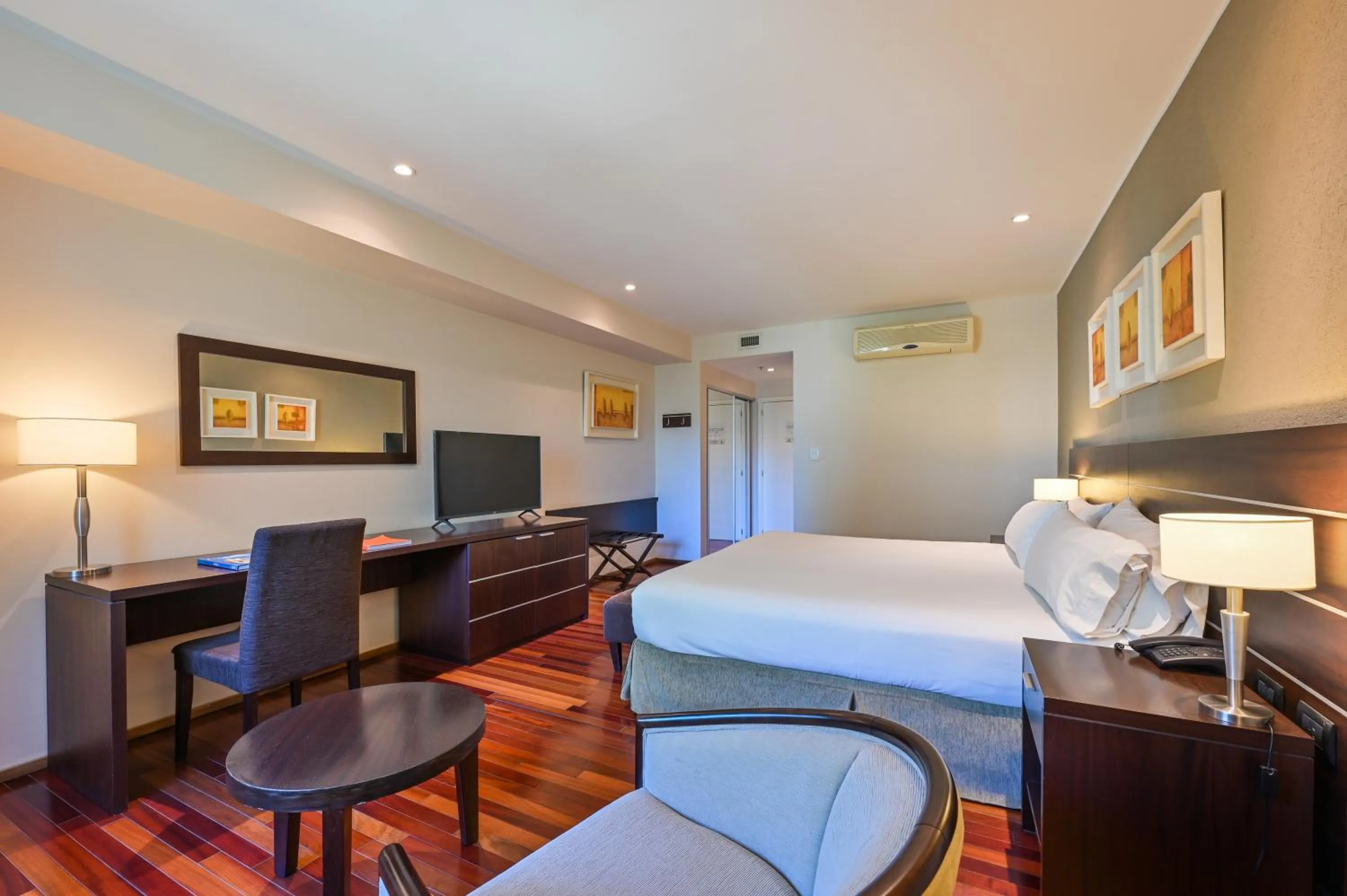 Photo of the whole room in Orfeo Suites Cordoba