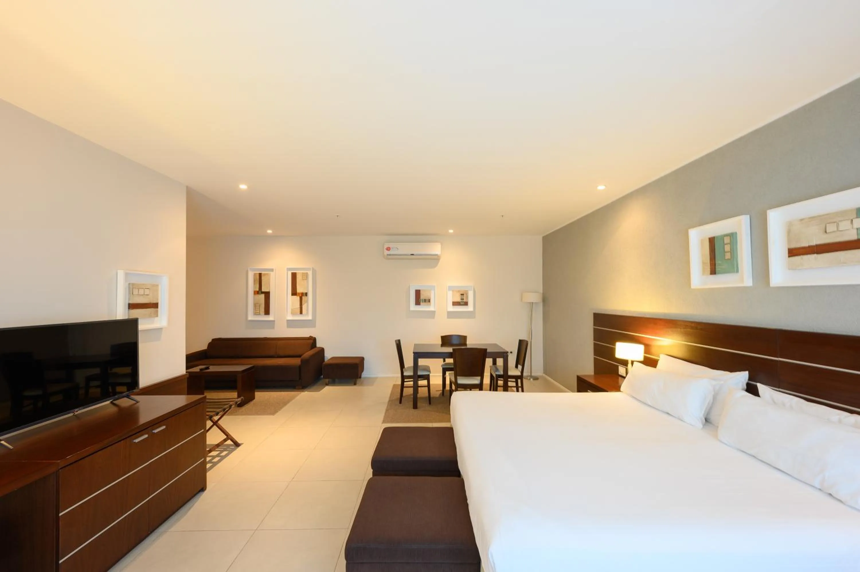 Photo of the whole room in Orfeo Suites Cordoba