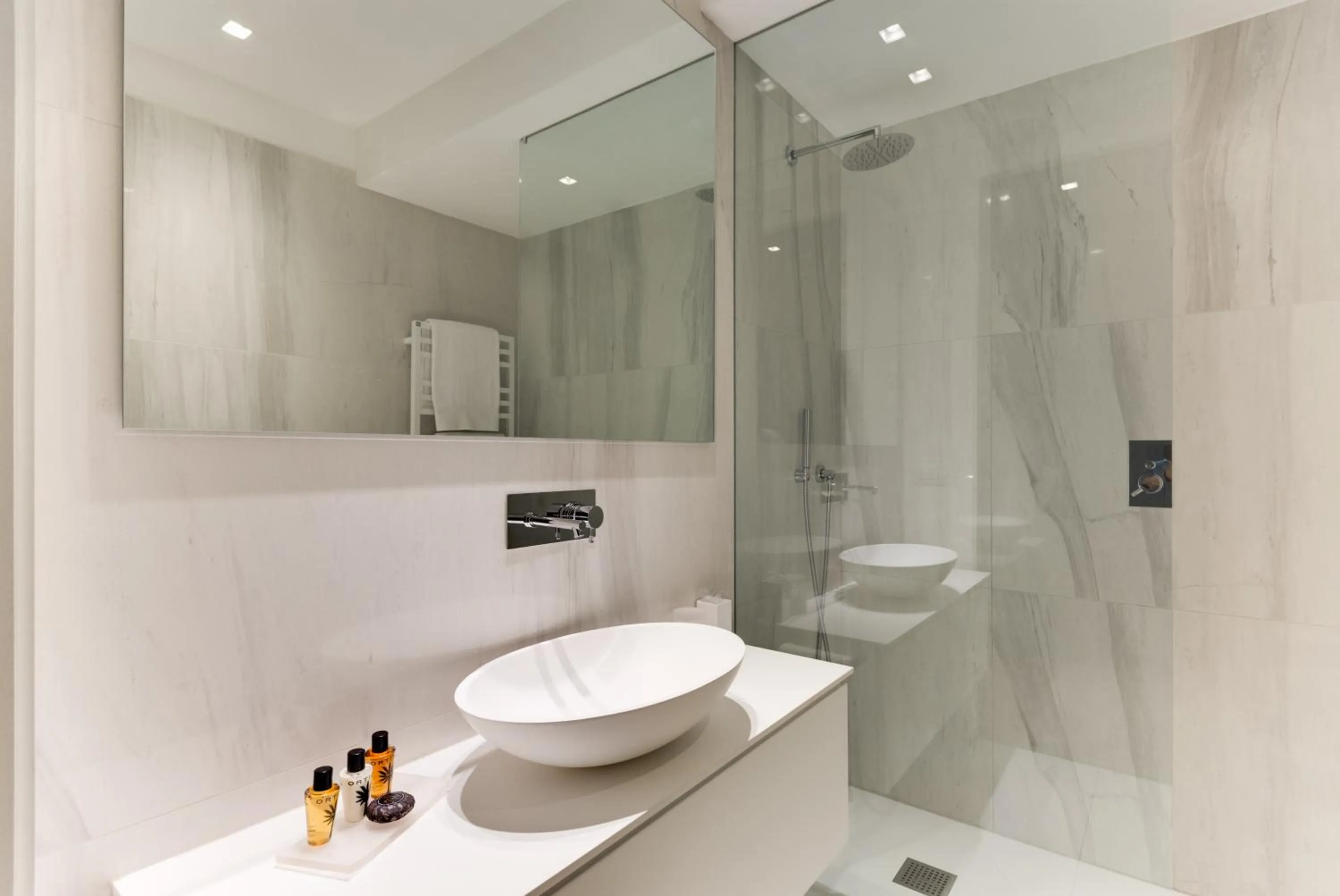 Shower in Palazzo Del Carretto-Art Apartments and Guesthouse