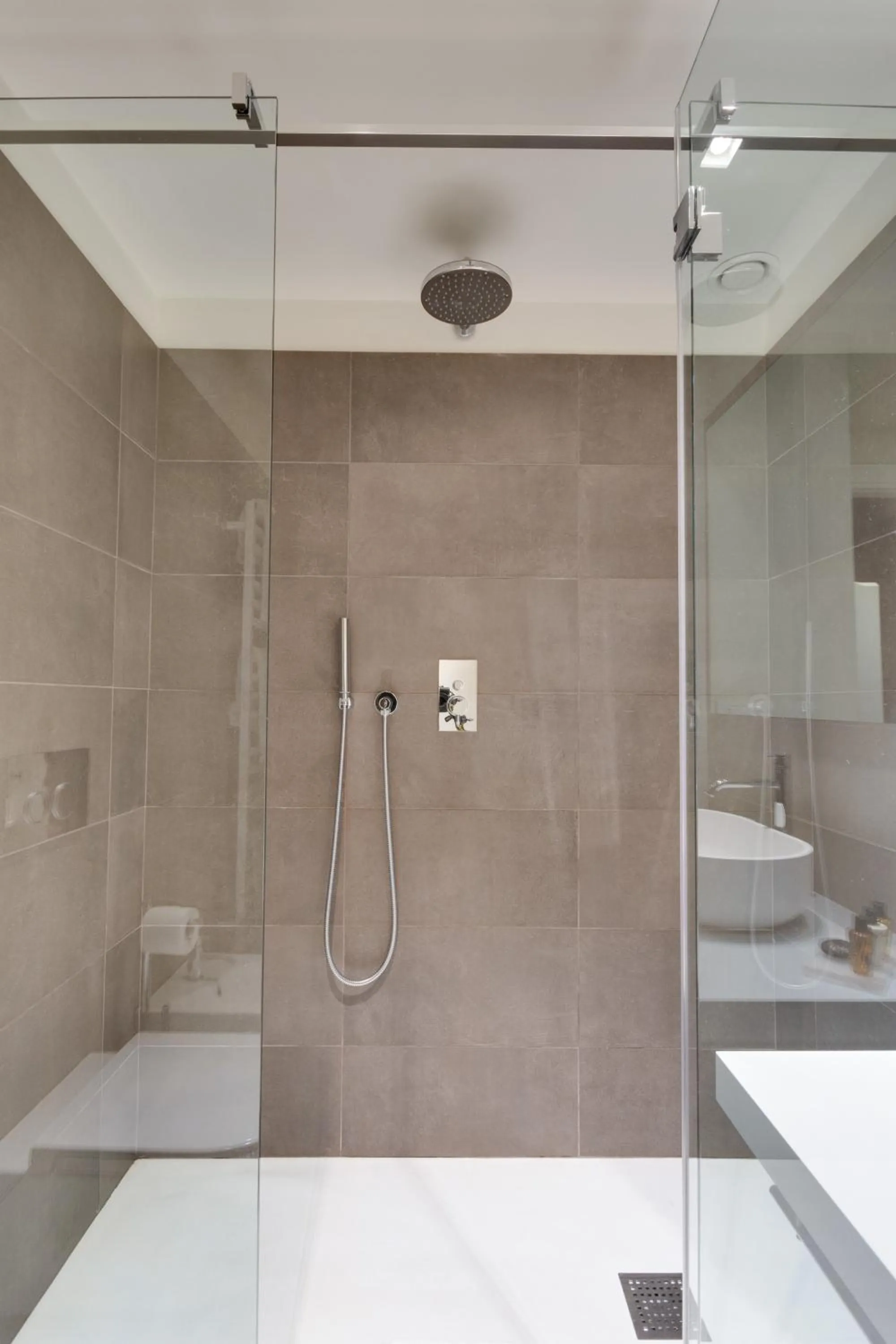 Shower in Palazzo Del Carretto-Art Apartments and Guesthouse